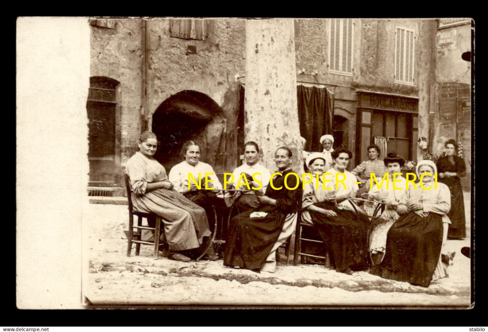 83 - BARJOLS - PLACE EMILE ZOLA - LES FEMMES JOUANT AUX CARTES - CARTE PHOTO ORIGINALE - Barjols