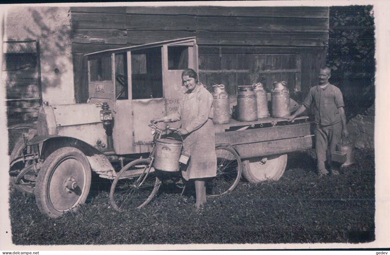 Camion Du Laitier Pour Le Transport Du Lait Et La Laitière à Vélo (1920) - Camions & Poids Lourds