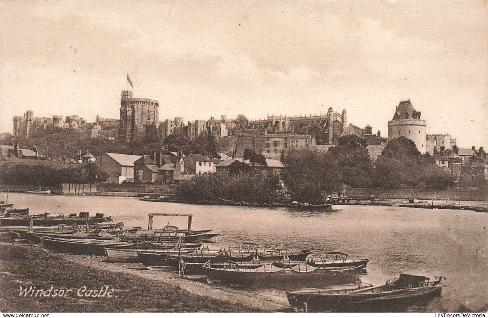 ROYAUME-UNI - Windsor Castle - Vue Au Loin Du Château - Des Bateaux - Des Maisons Au Alentours - Carte Postale Ancienne - Windsor Castle