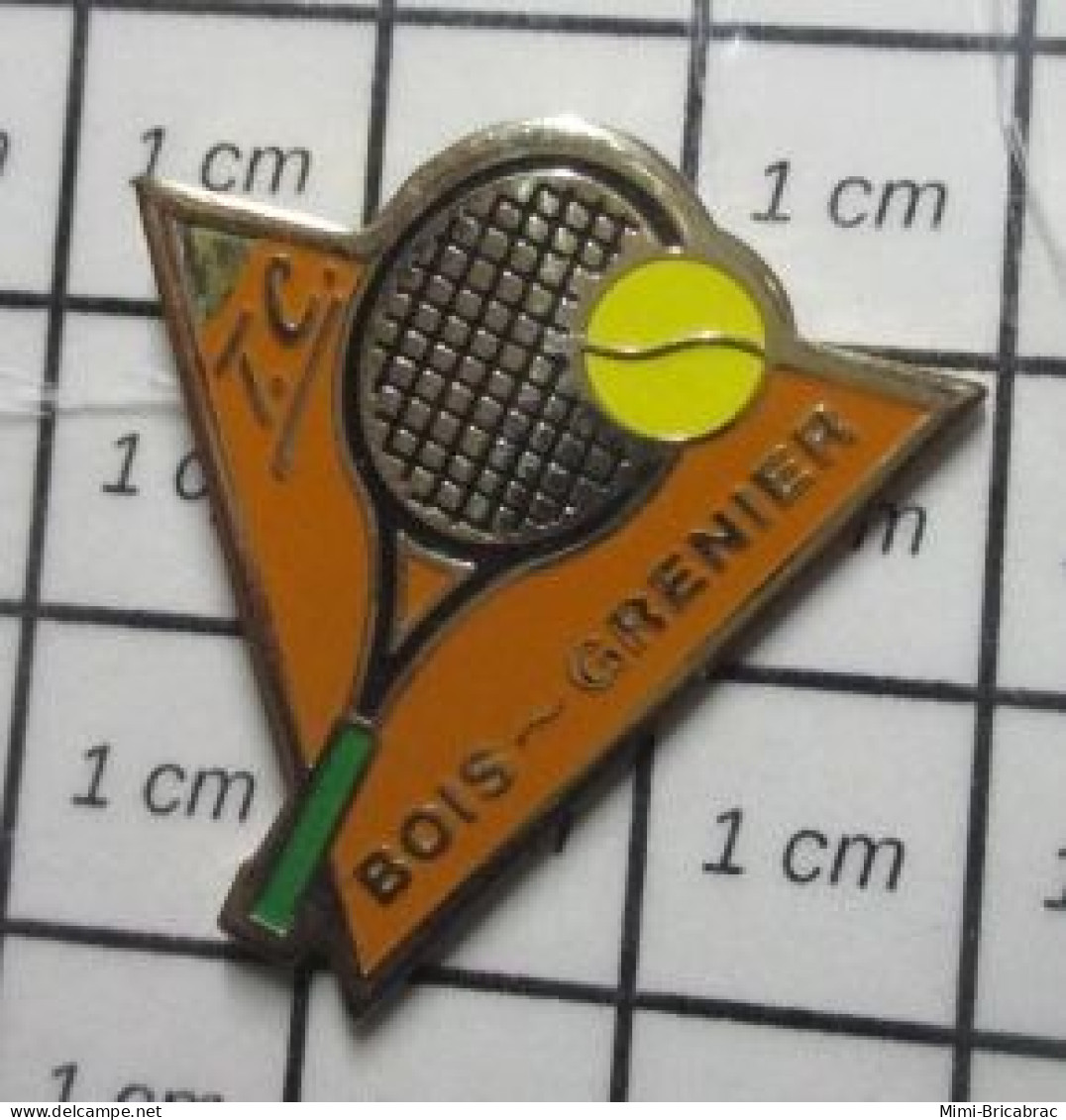 713i  Pin's Pins / Beau Et Rare / SPORTS / TENNIS CLUB TC BOIS-GRENIER RAQUETTE BALLE JAUNE - Tenis