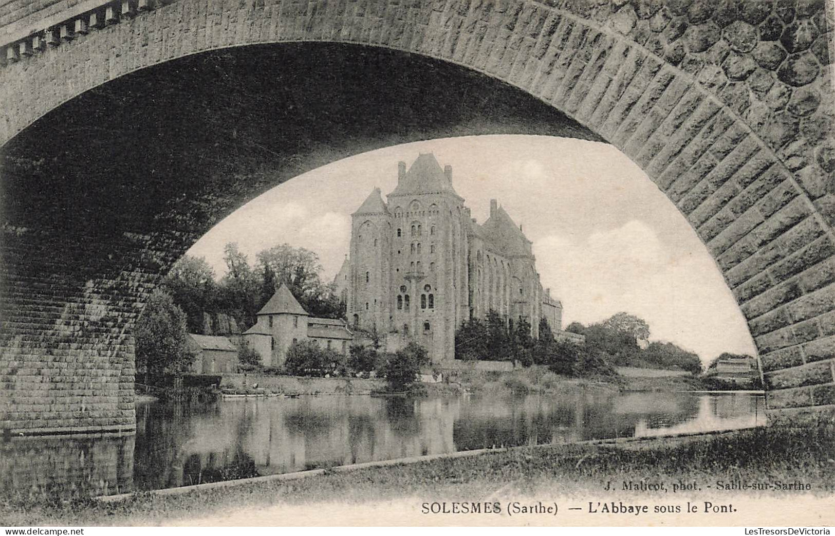 FRANCE - Solesmes - Vue Sur L'abbaye Sous Le Pont - Carte Postale Ancienne - Solesmes