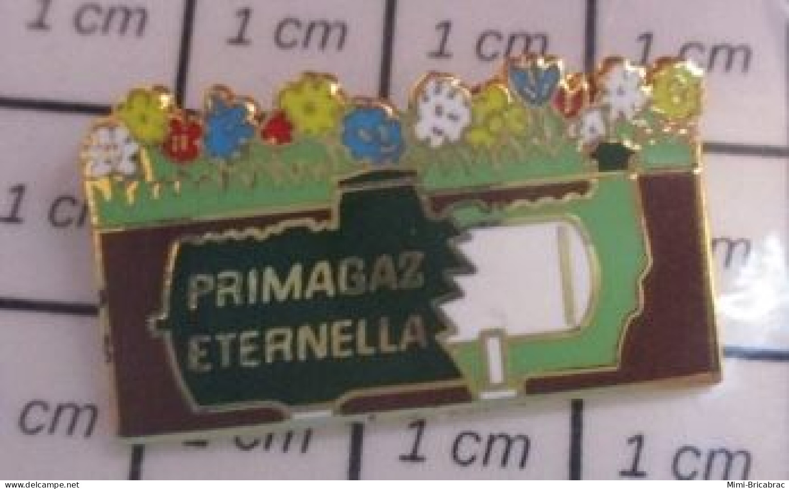 715A  Pin's Pins / Beau Et Rare / CARBURANTS / CITERNE A GAZ ENTERREE PRIMAGAZ ETERNELLA - Carburantes