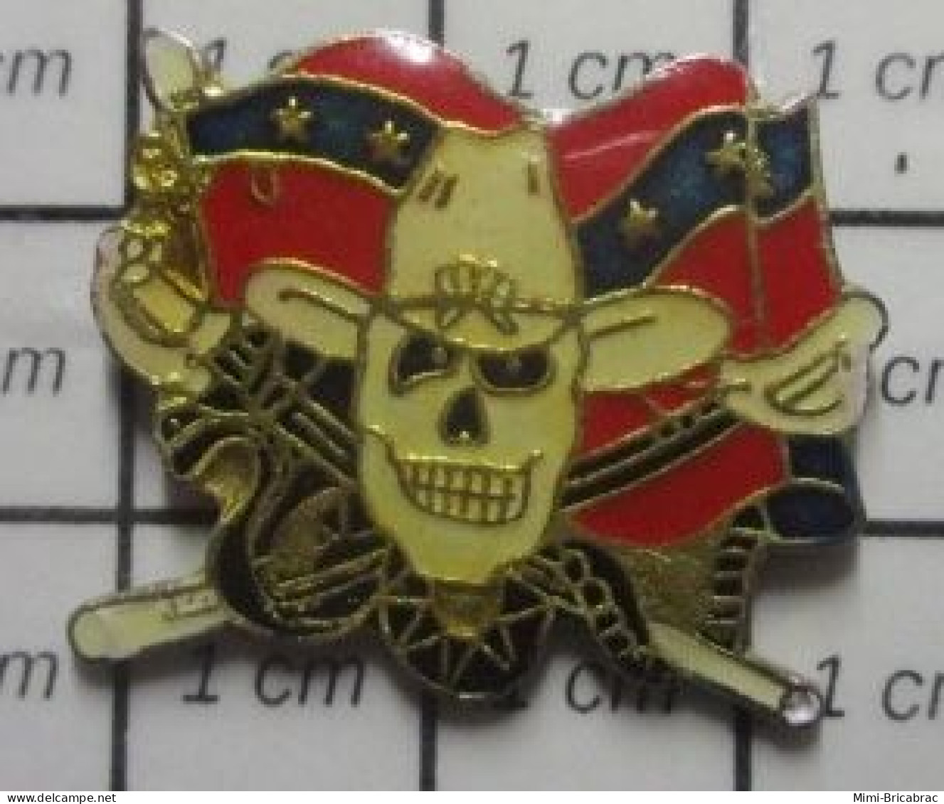 715A  Pin's Pins / Beau Et Rare / AUTRES / FOLKLORE SUDISTE !!! DRAPEAU TETE DE MORT SERPENT SABRES - Motorfietsen