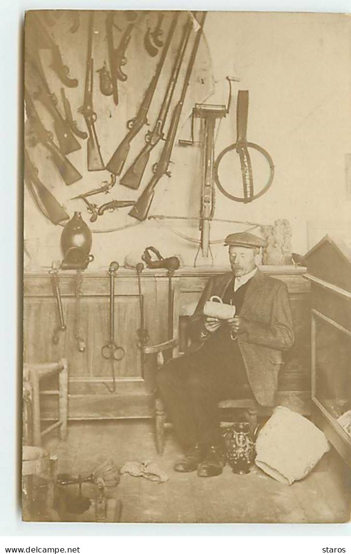 Belgique - RPPC - BRECHT - Homme Assis, Avec Des Armes Au Mur - Brecht