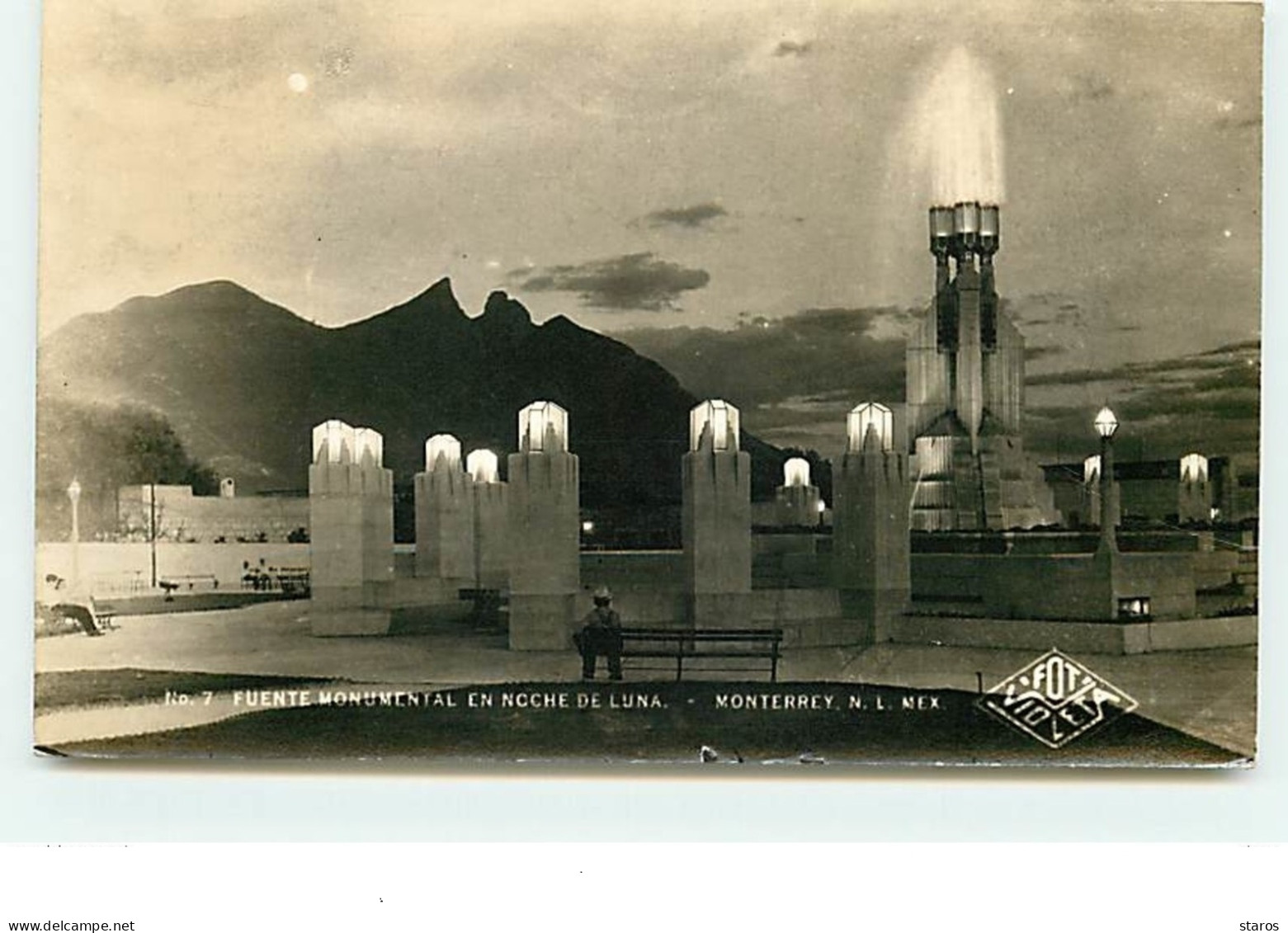 Fuente Monumental En Nocche De Luna - México