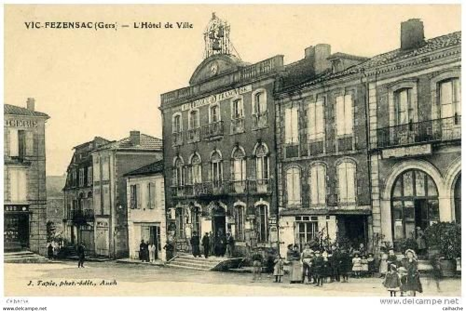 32 VIC FEZENSAC - Place De  L'Hôtel De Ville  1900-04 - Belle Animation - - Vic-Fezensac