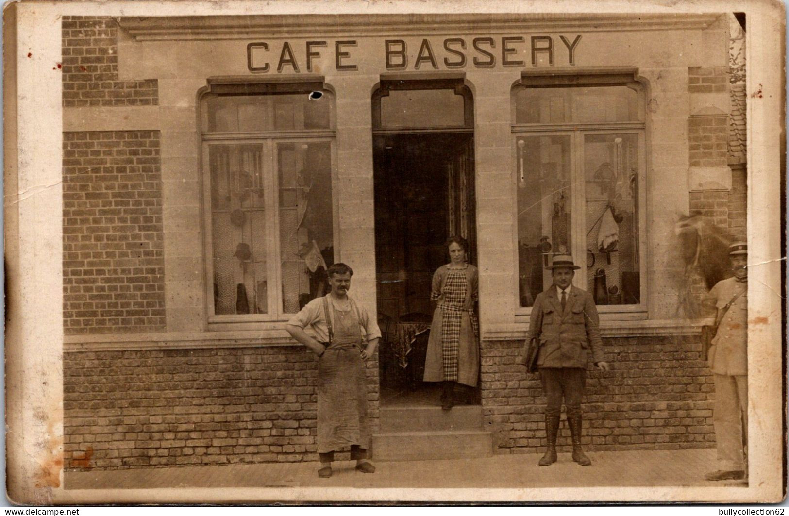 CPA - SELECTION -  AUBIGNY EN ARTOIS -   CARTE PHOTO - Café BASSERY . Rue Du Général De Gaulle (raretée) - Aubigny En Artois