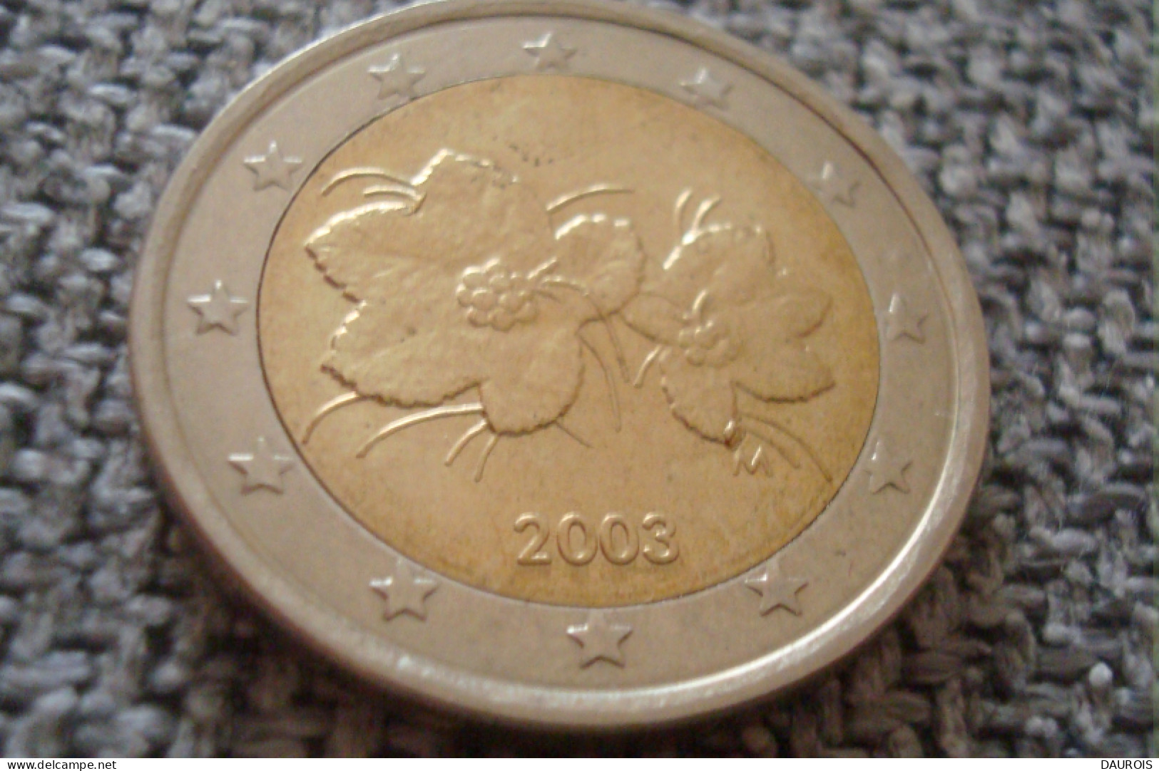 Attention à Cette 2  € Finlande 2003 Fleur De Lakka Avec Une Abeille Et Sa Couleur Très Spéciale. - Finlandia