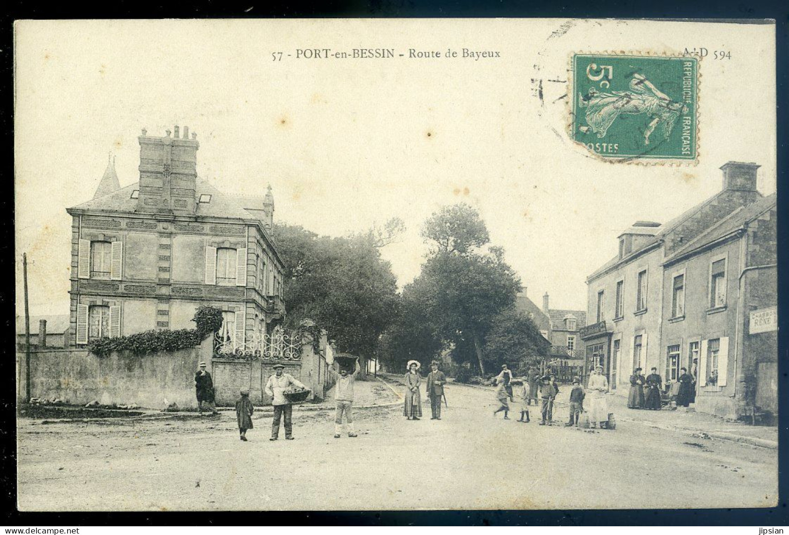 Cpa Du 14 Port En Bessin -- Route De Bayeux  STEP122 - Port-en-Bessin-Huppain