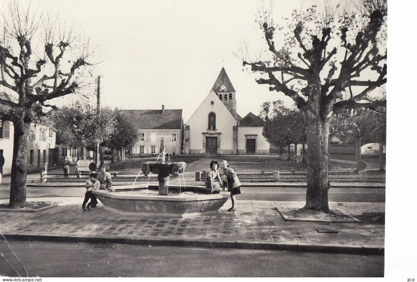 78- Plaisir Eglise Saint Pierre Avec Animation Au Bord De La Fontaine Cpsm Gm - Plaisir