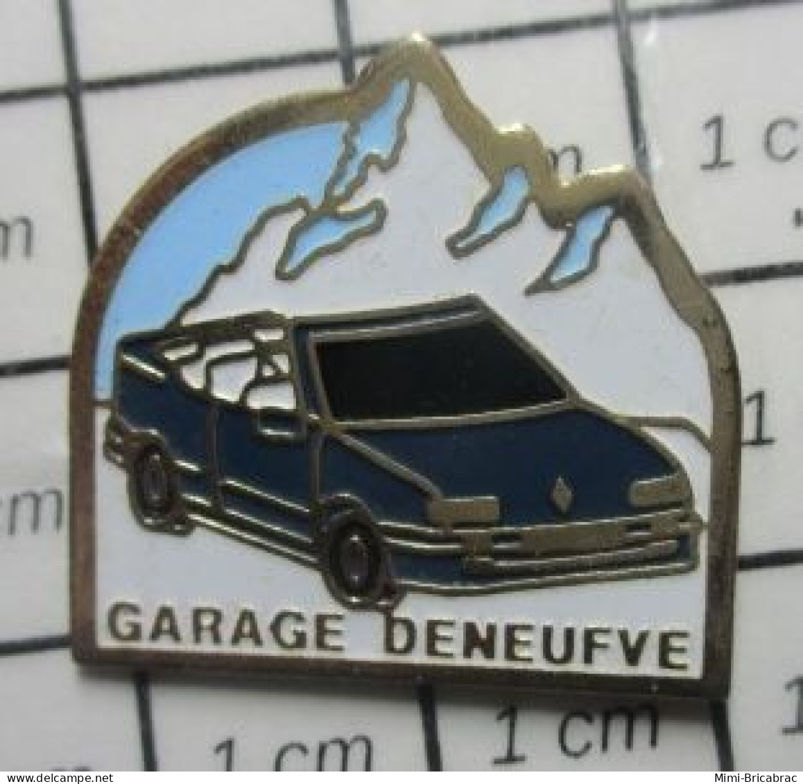 715A Pin's Pins / Beau Et Rare / AUTOMOBILES / RENAULT 19 BLEUE MONTAGNE GARAGE DENEUFVE - Renault
