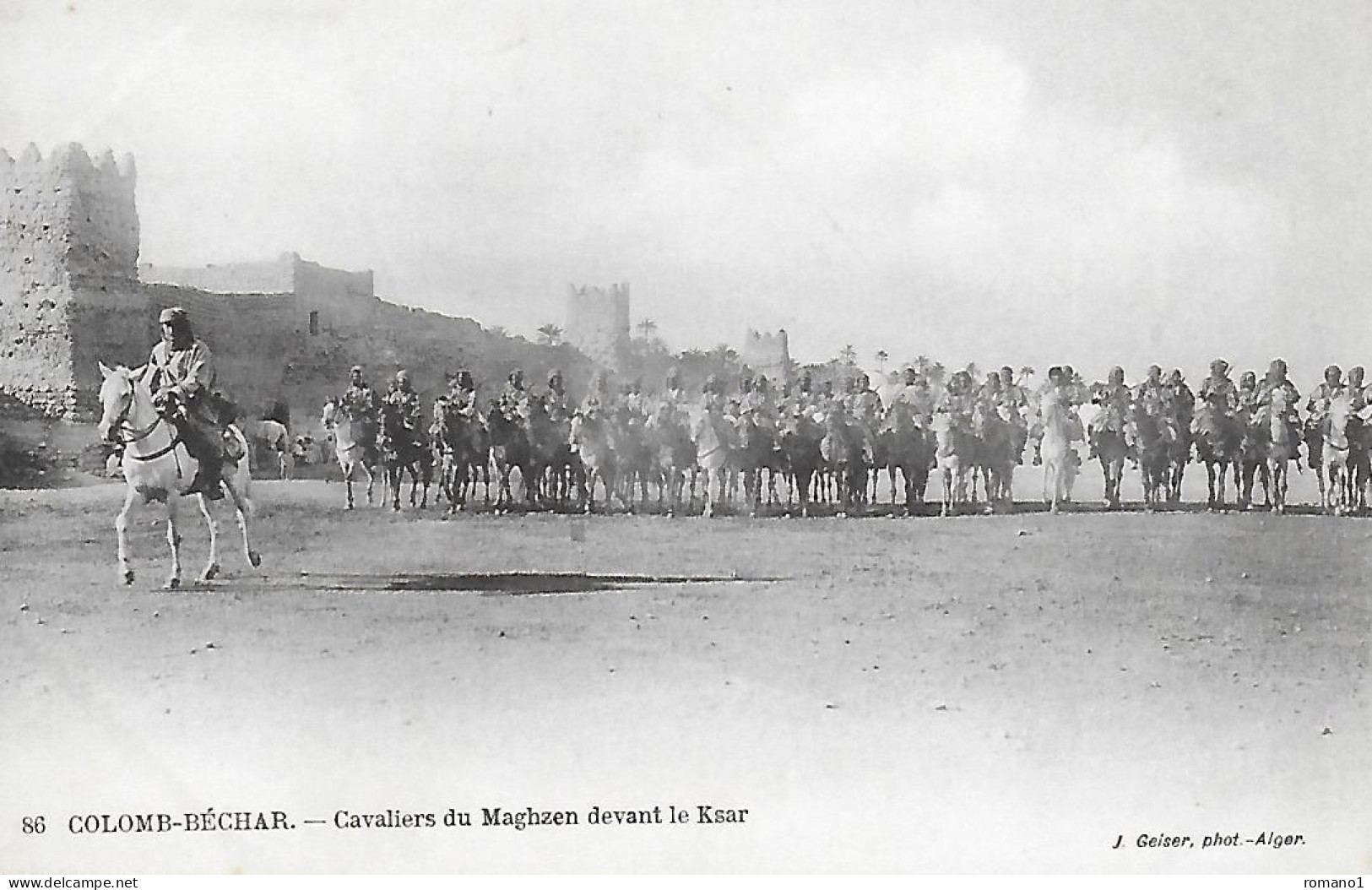 Algérie )    COLOMB BECHAR - Cavaliers Du Maghzen Devant Le Ksar - Bechar (Colomb Béchar)