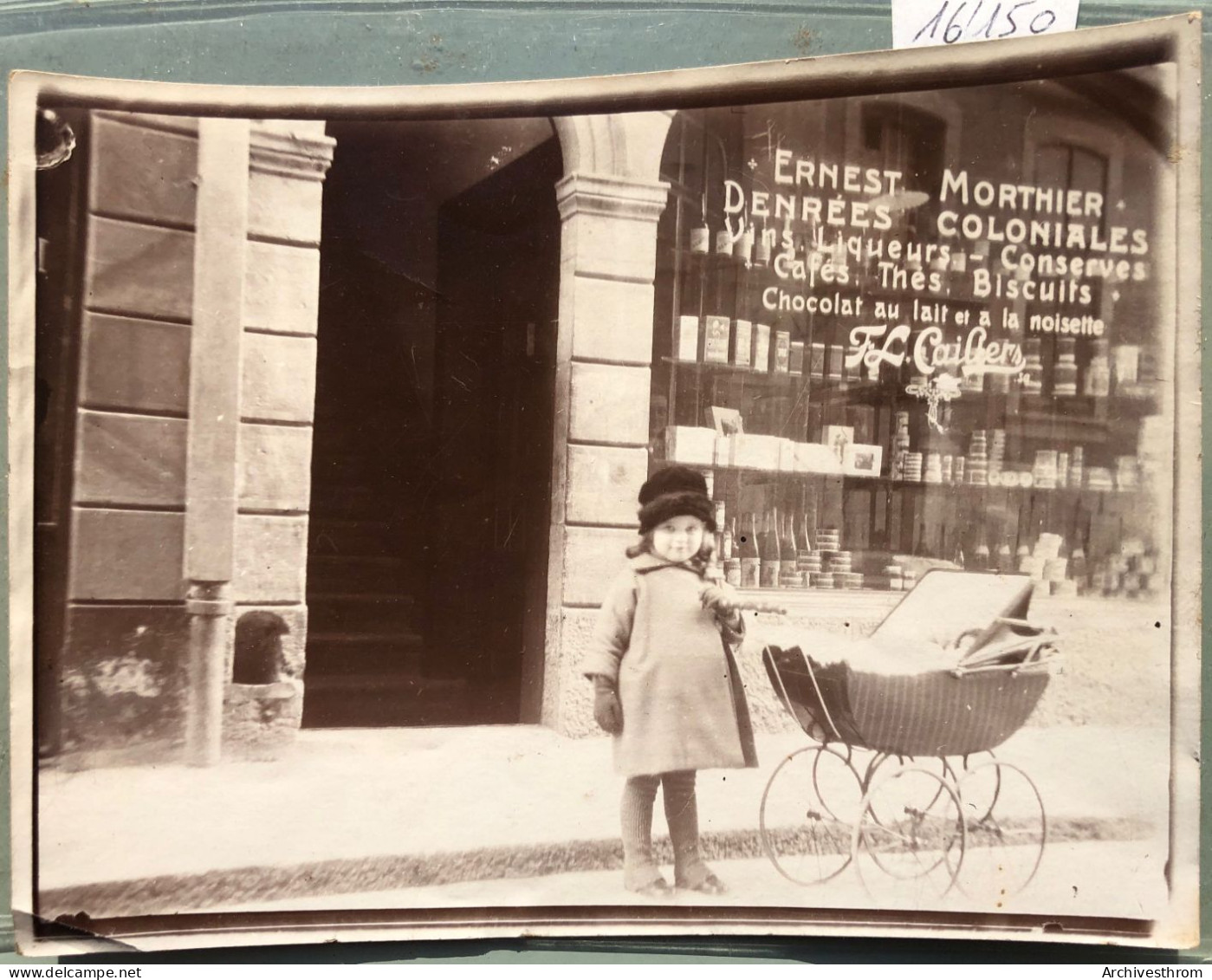 Cernier (NE) Gamine Et Landau Devant Le Magasin De Denrées Coloniales E. Morthier (16'150) - Cernier