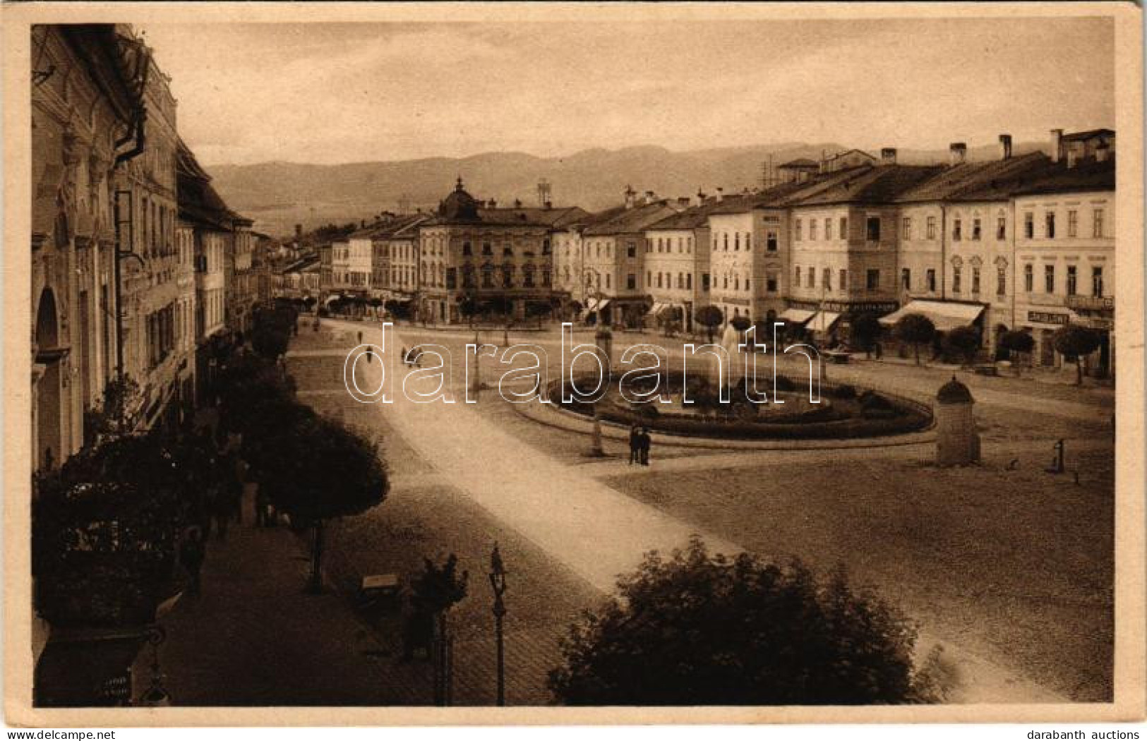 ** T4 Besztercebánya, Banská Bystrica; Hlavné Namestie / Fő Tér, Jakub Löwy, Julius Papp üzlete, Szálloda, Szökőkút / Ma - Ohne Zuordnung