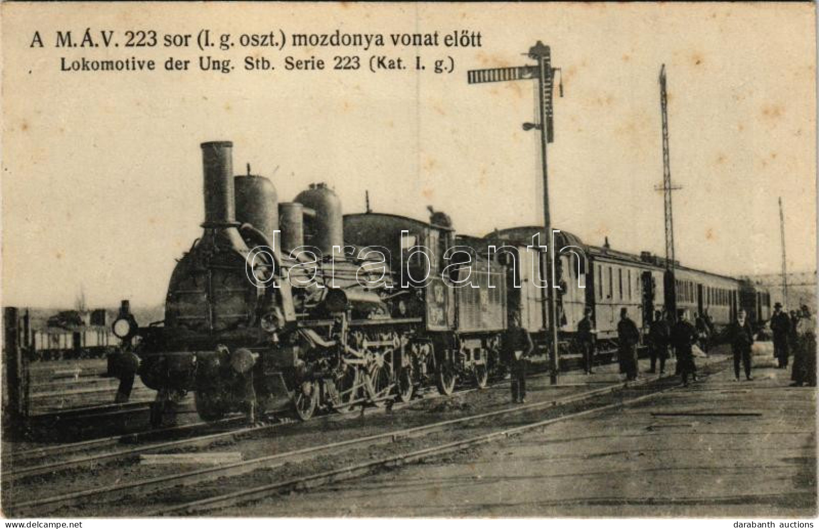 ** T2/T3 A MÁV 223 Sor. (I. G. Oszt.) Mozdonya Vonat Előtt, Gőzmozdony / Lokomotive Der Ung. Stb. Serie 223 (Kat. I. G.) - Ohne Zuordnung