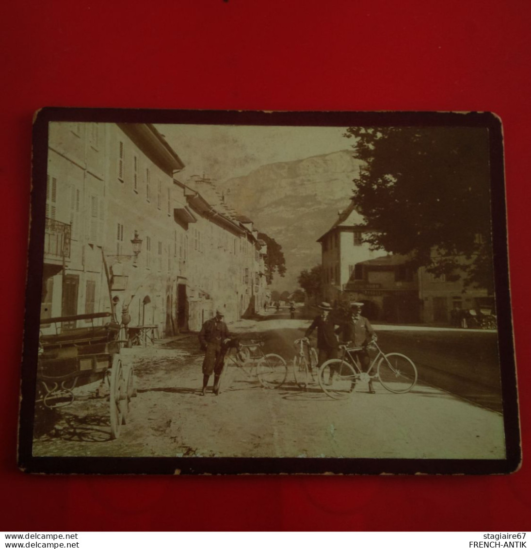 PHOTO VILLAGE DE MONTAGNE A IDENTIFIER CYCLISTES CAFE DU NORD ARRIERE PLAN - Sports