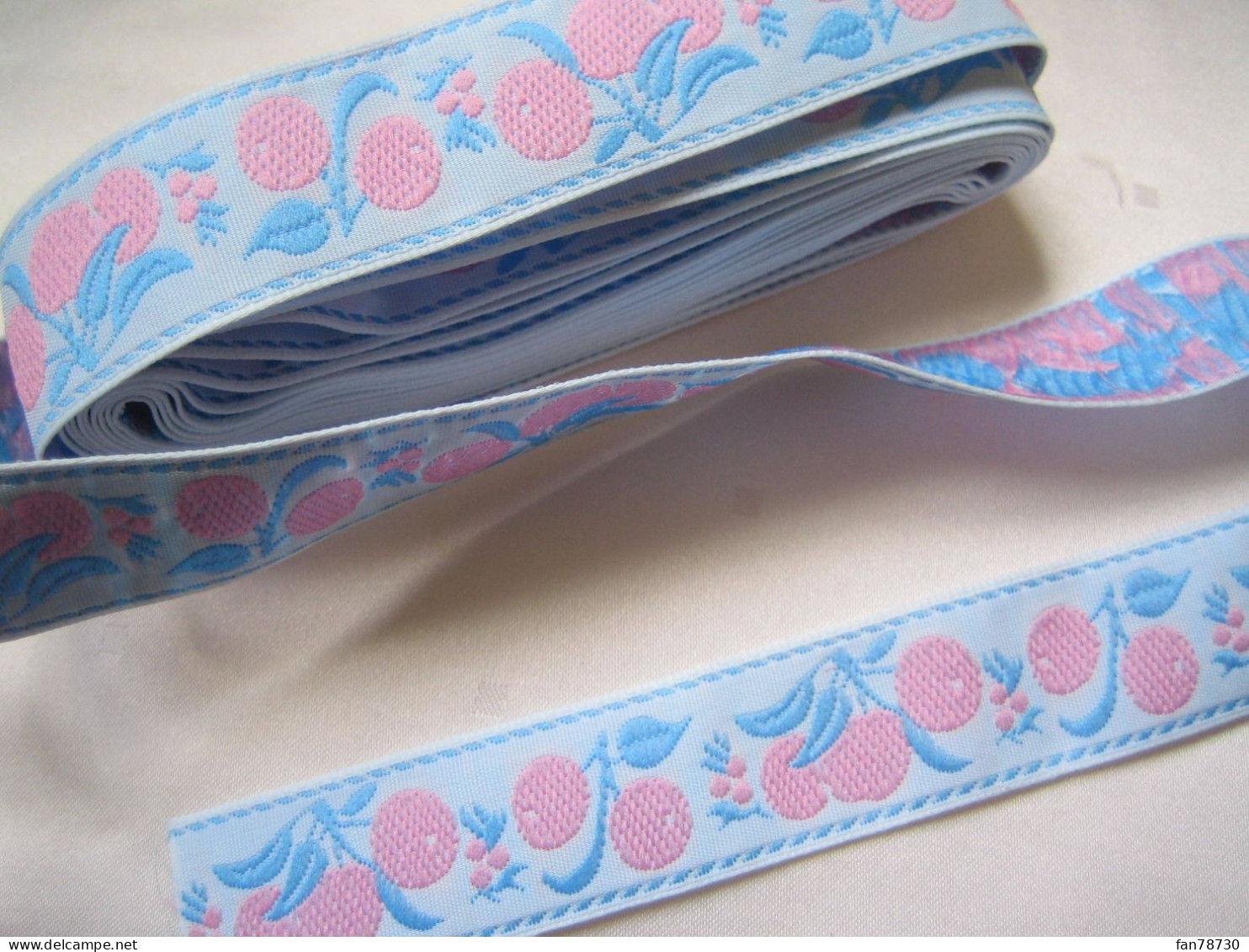 Ruban Galon Bleu Pastel, Motif "fruits Roses" - Long : 2m95 - Frais Du Site Déduits - Kant En Stoffen