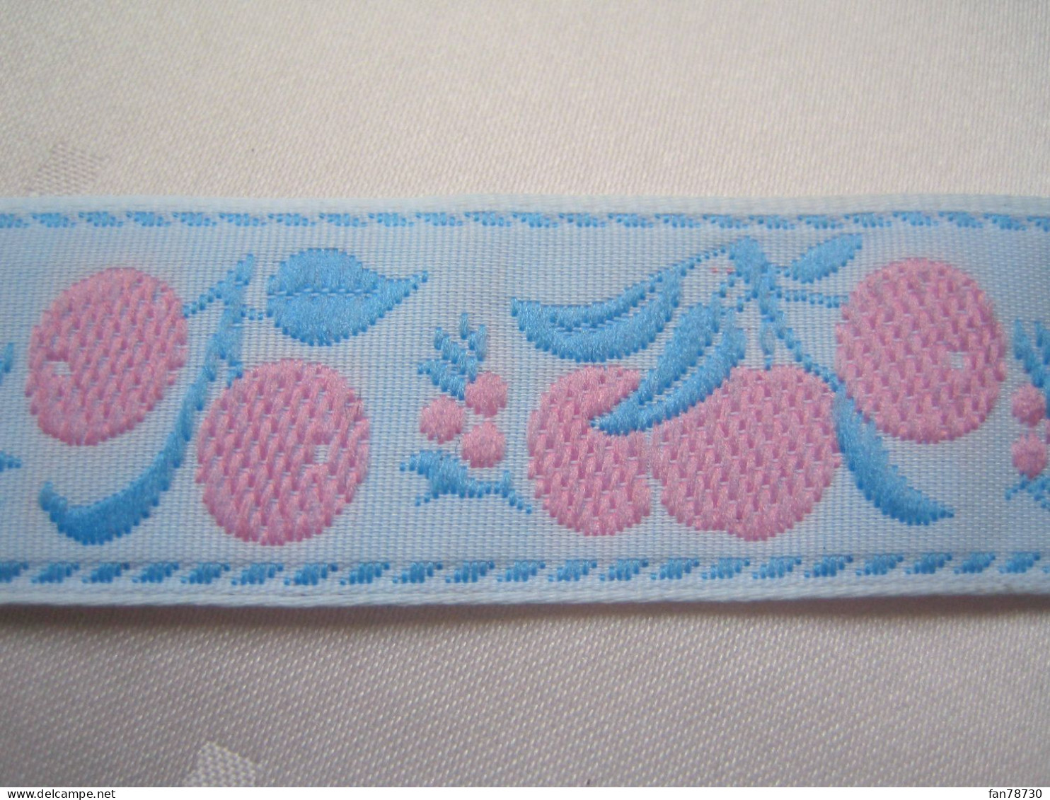 Ruban Galon Bleu Pastel, Motif "fruits Roses" - Long : 2m95 - Frais Du Site Déduits - Laces & Cloth