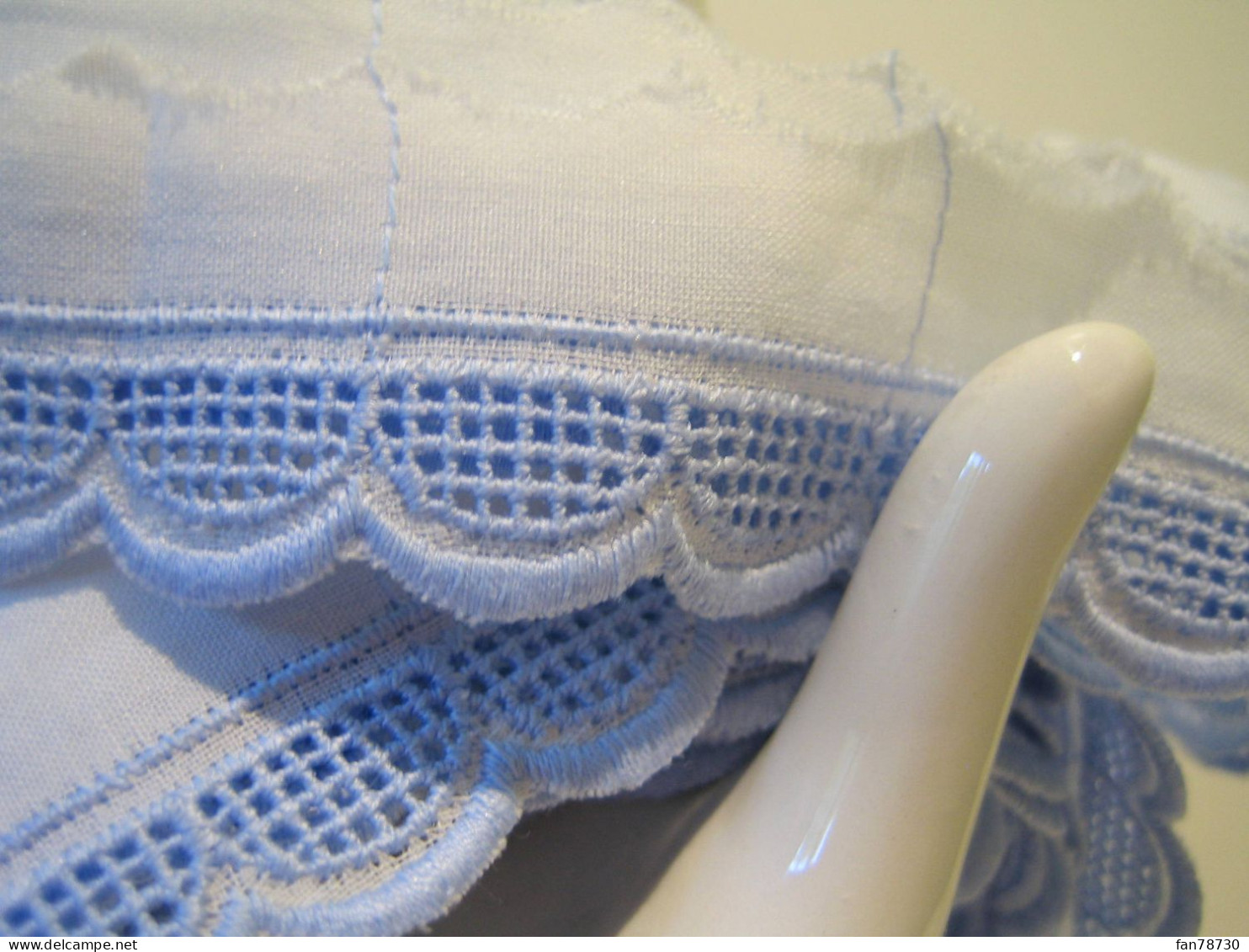 Quatre Mètres De Galon De Dentelle Coton Bleu Ciel - Frais Du Site Déduits - Laces & Cloth