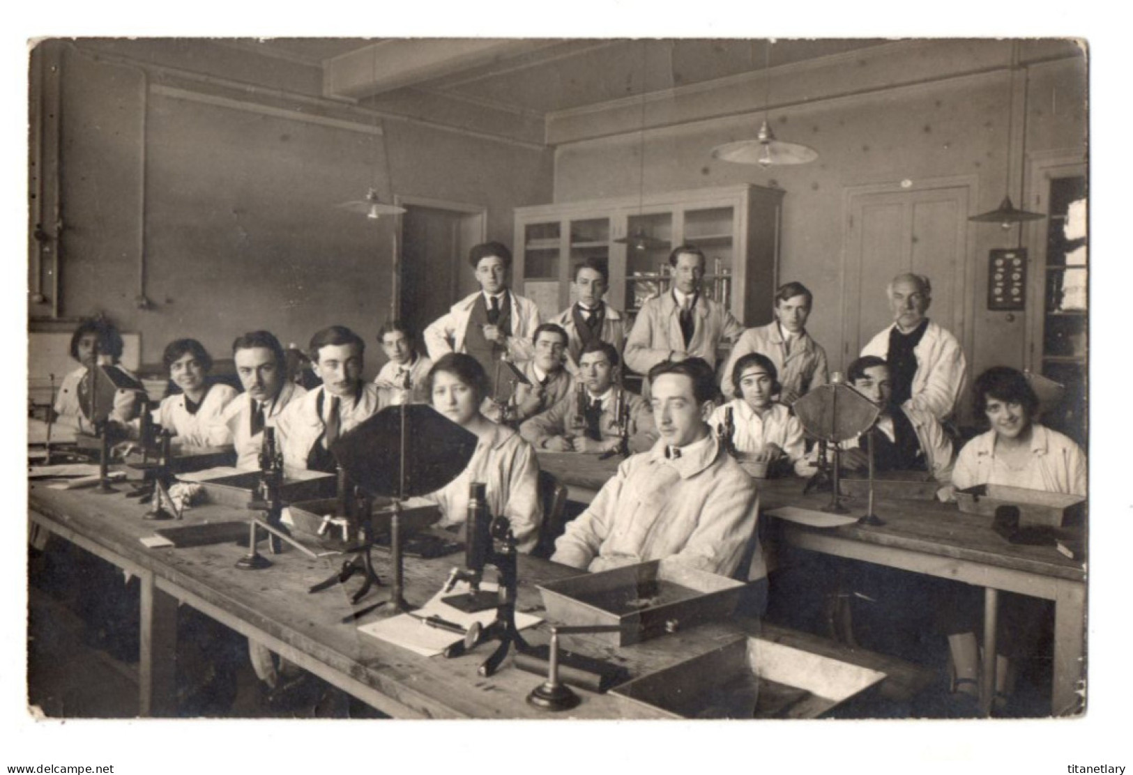 CARTE PHOTO Ecole - Intérieur D'une Salle De Physique Et Chimie (microscope) - Scuole