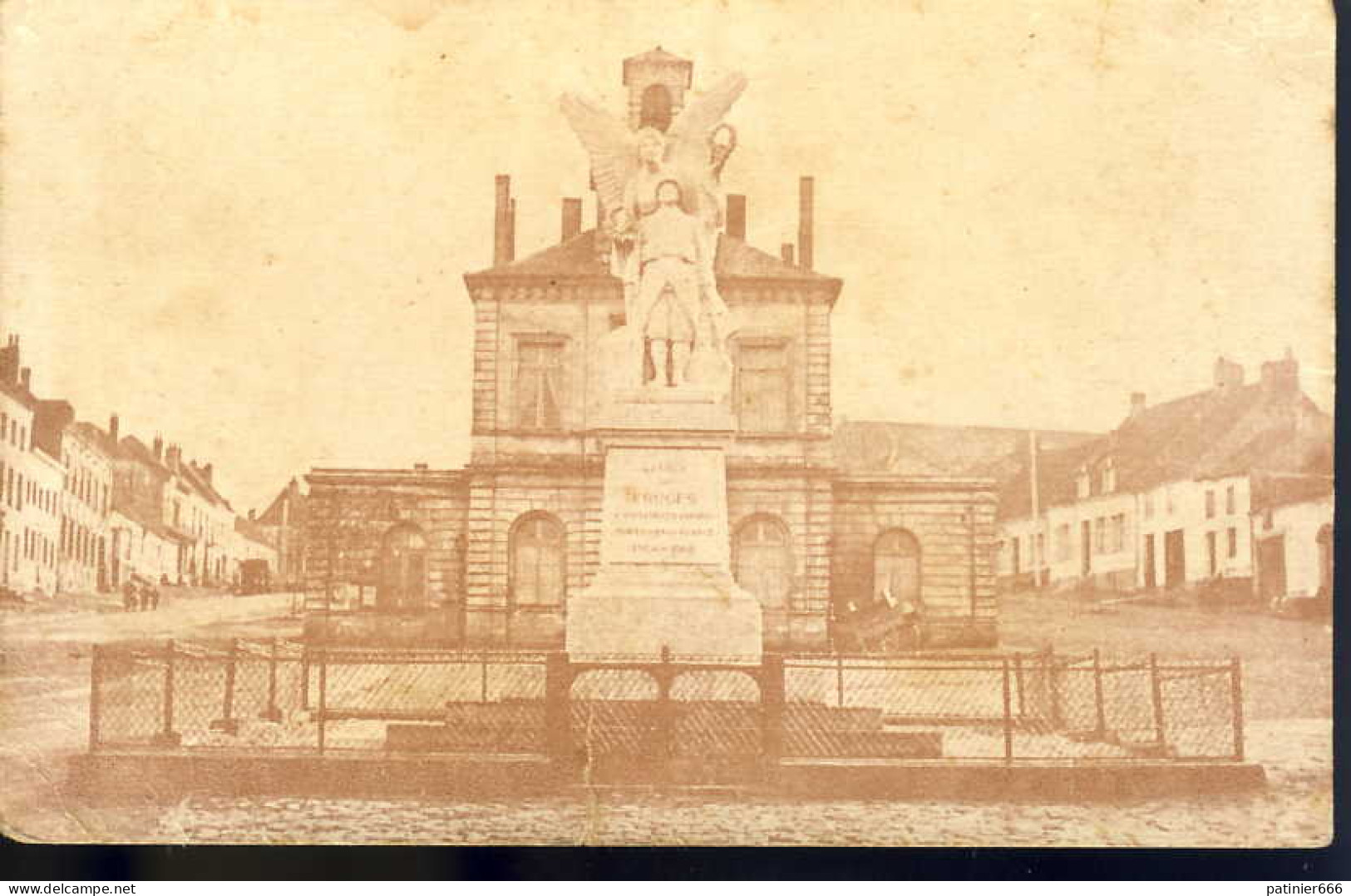 Fruges Le Monument Aux Morts Et L'hotel De Ville - Fruges