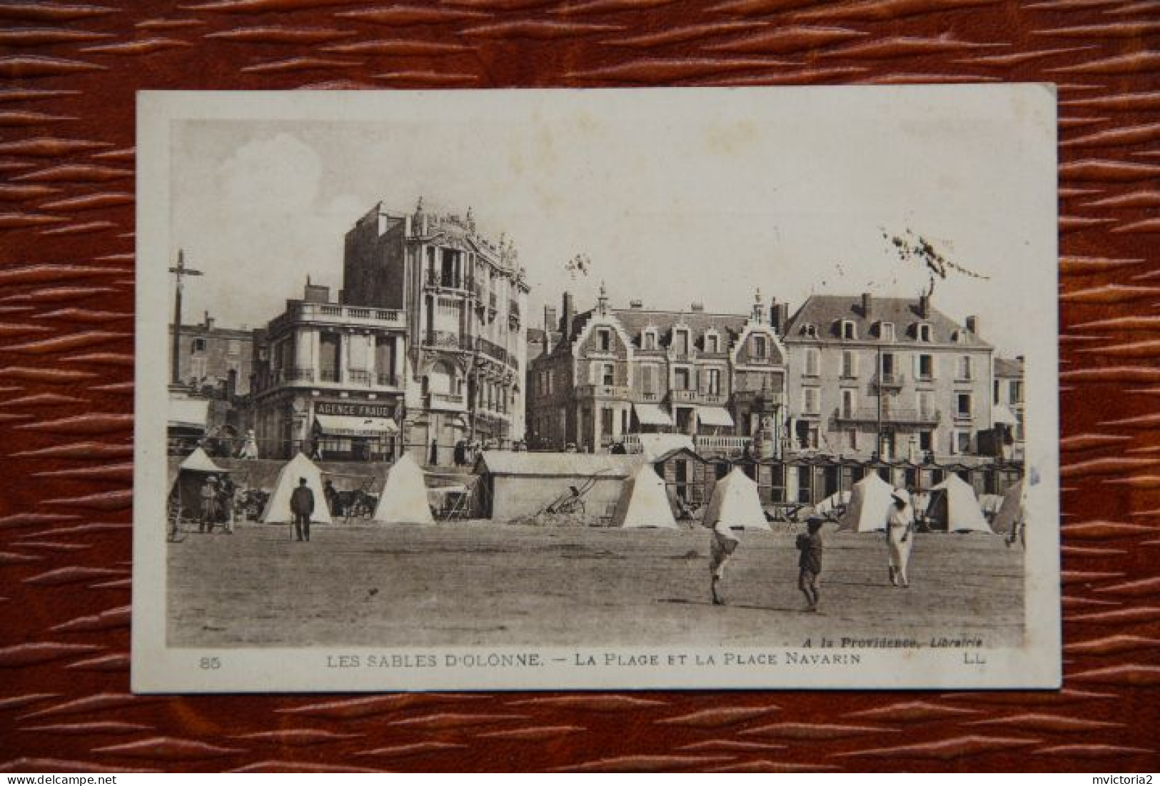 85 - LES SABLES D'OLONNE : La Plage Et La Place NAVARIN. - Sables D'Olonne