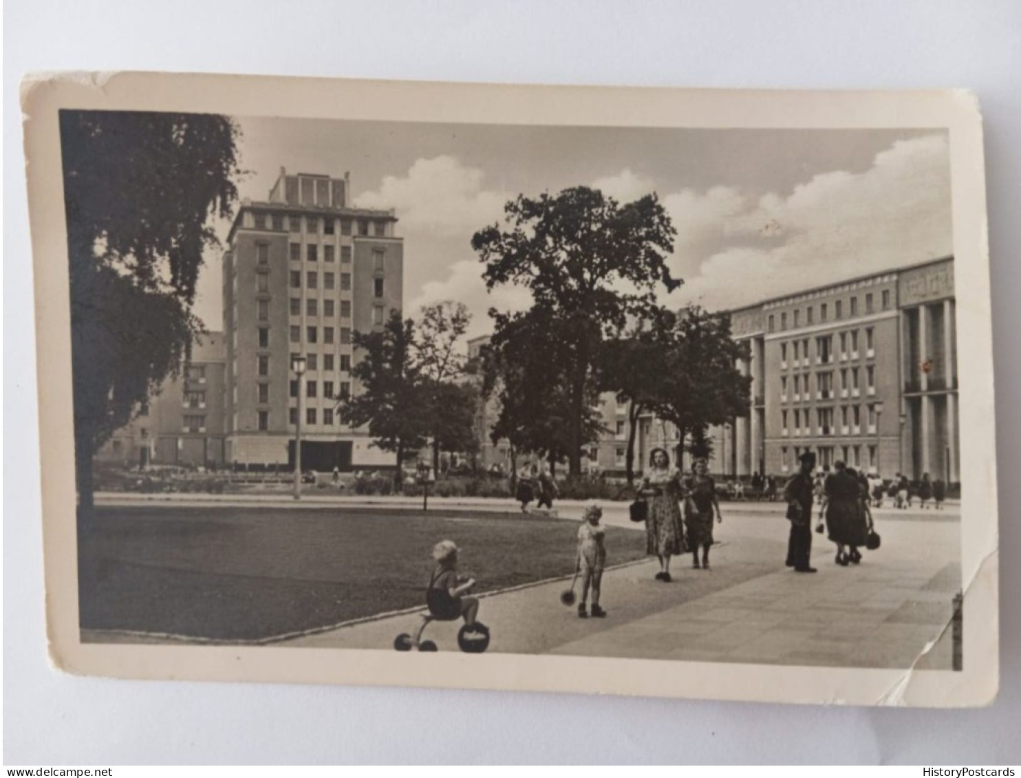 Berlin-Friedrichshain, Hochhaus An Der Weberwiese, Kinder, Dreirad, 1954 - Friedrichshain