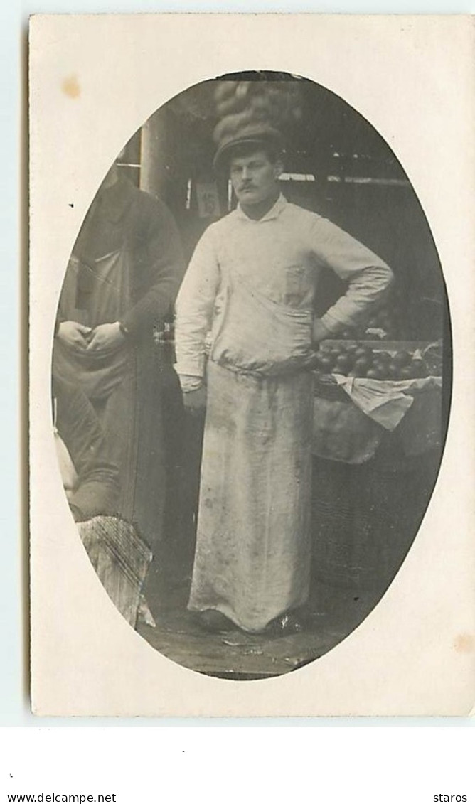 Carte-Photo D'un Homme Près D'un étal Avec Des Pommes - Händler