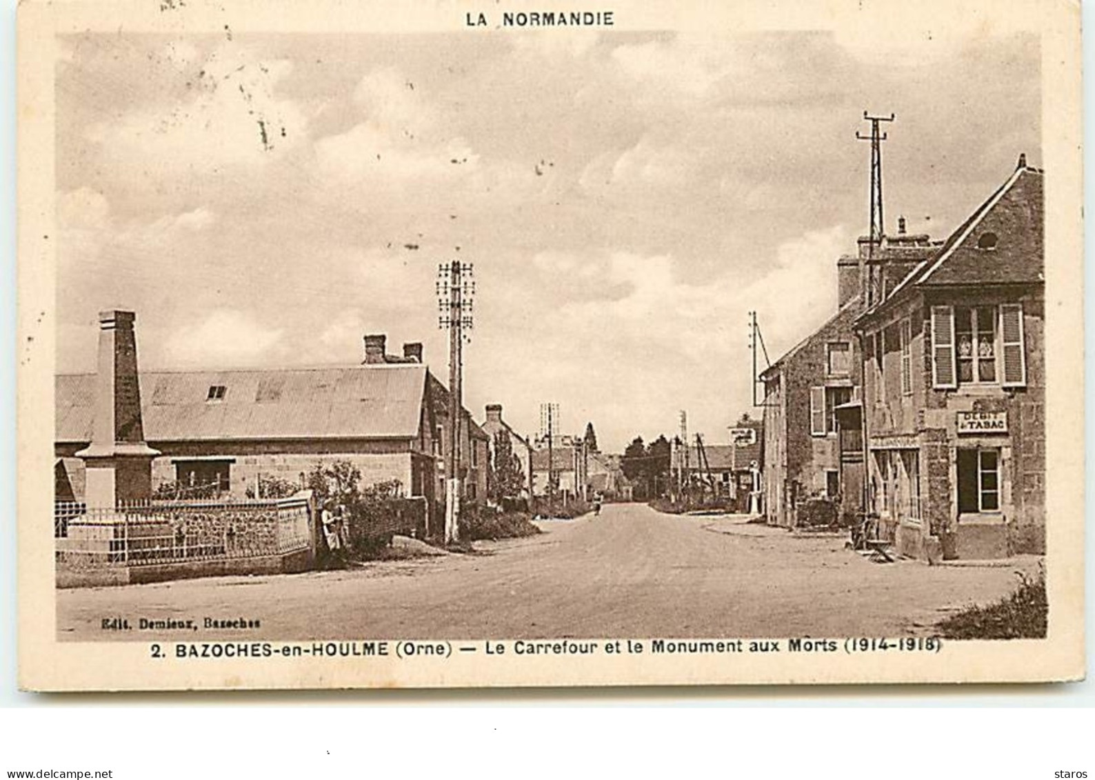 BAZOCHES-EN-HOULME - Le Carrefour Et Le Monument Aux Morts (1914-1918) - Bazoches Sur Höne