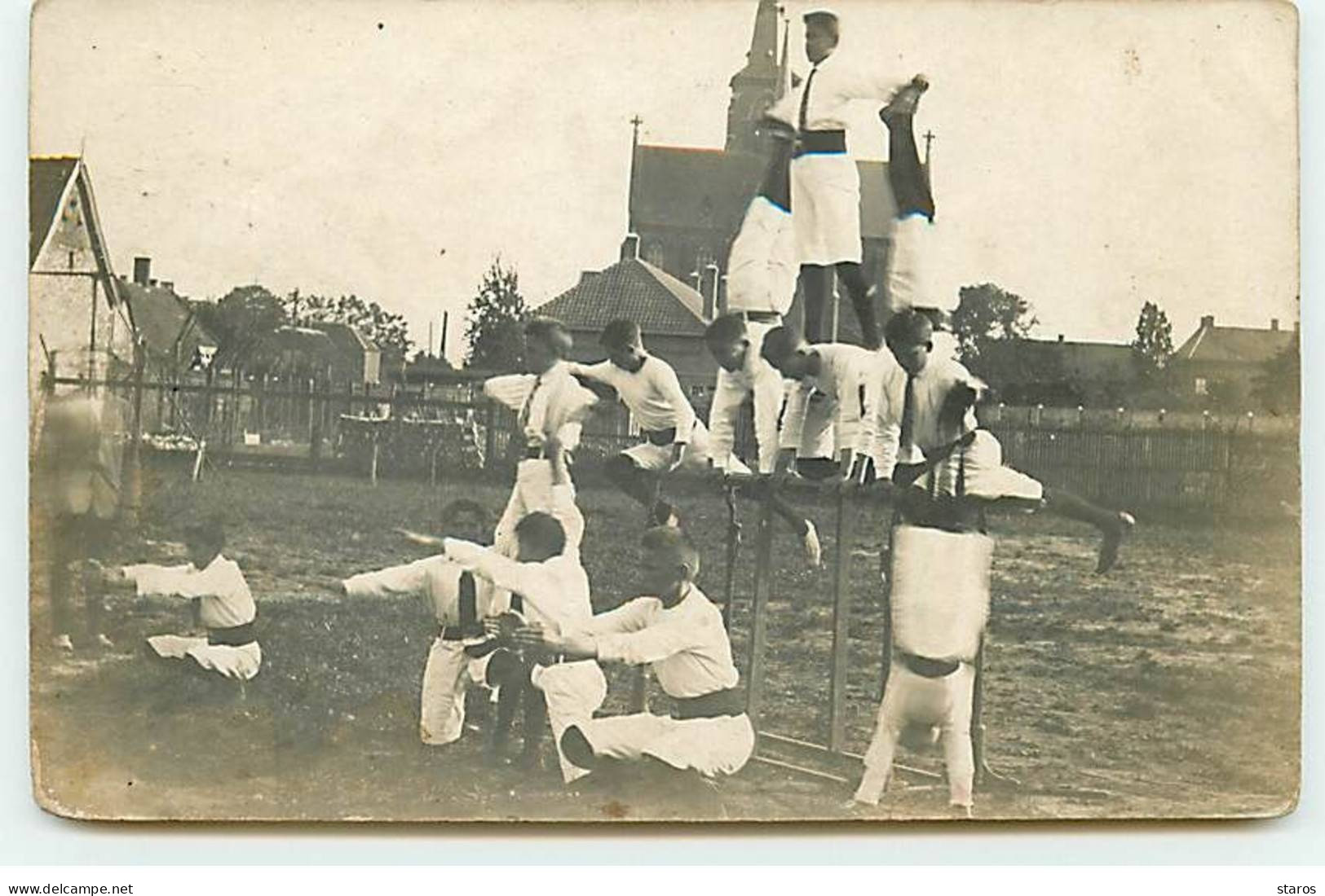 Carte Photo - Sports - Groupe De Jeunes Gens Faisant Des Acrobaties Sur Des Appareils De Gymnastique - Gymnastik