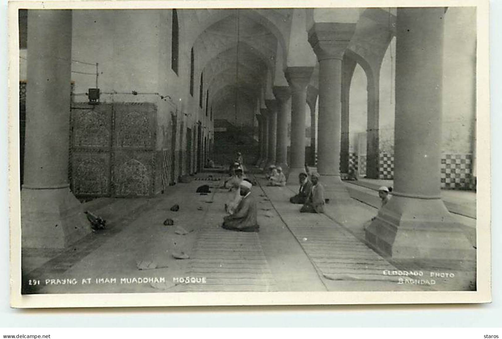 Iraq - Prayng At Iman Muadoham Mosque - Iraq