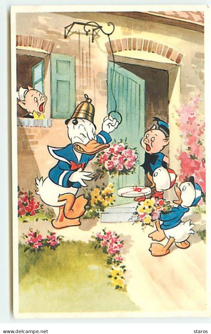 Disney - Donald Se Prenant La Cloche En Sonnant Chez Les Trois Petits Cochons - Disneyworld