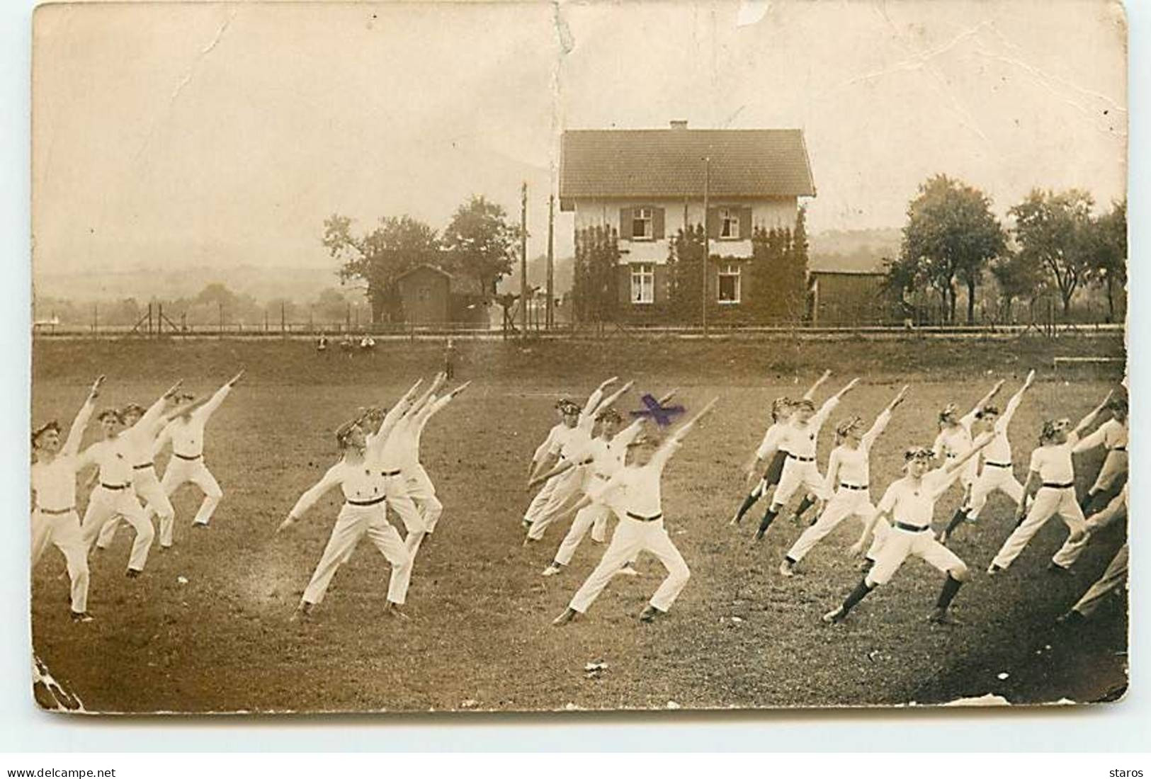 Carte Photo - Sports - Groupe De Jeunes Gens Faisant Des Exercices à L'extérieur - Gare - Bahnhof - Gimnasia