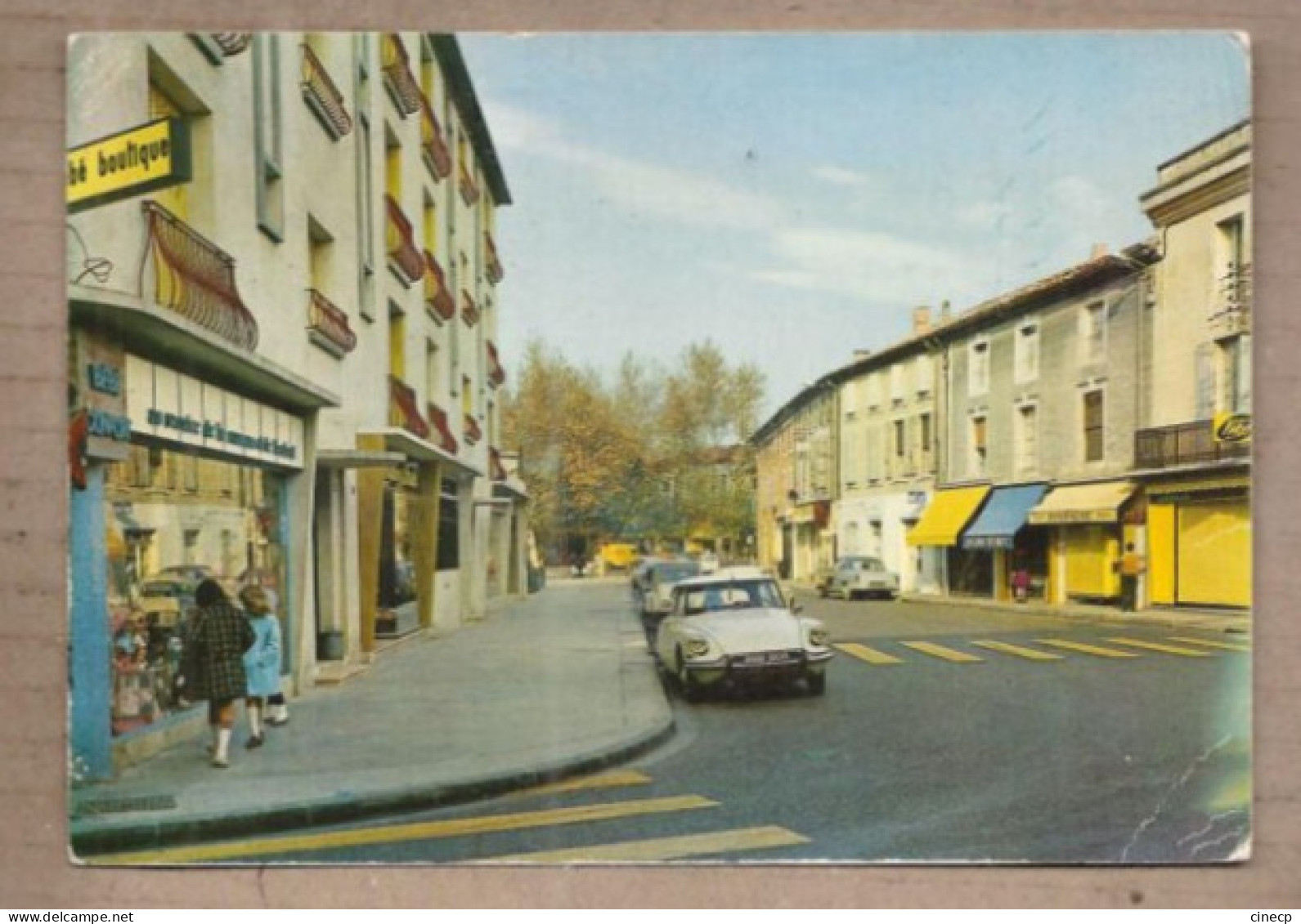 CPSM 84 - SORGUES - Cours République - TB Rue CENTRE TB MAGASINS ANIMATION  AUTOMOBILE CITROEN DS - Sorgues