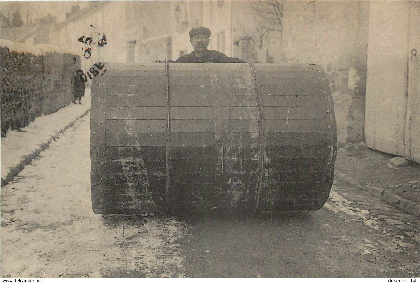 Baruet Le Déménageur Avec Un Tour Du Monde En Roulant Un Tonneau De 300 Kg. Ex Champion De Lutte - Lutte