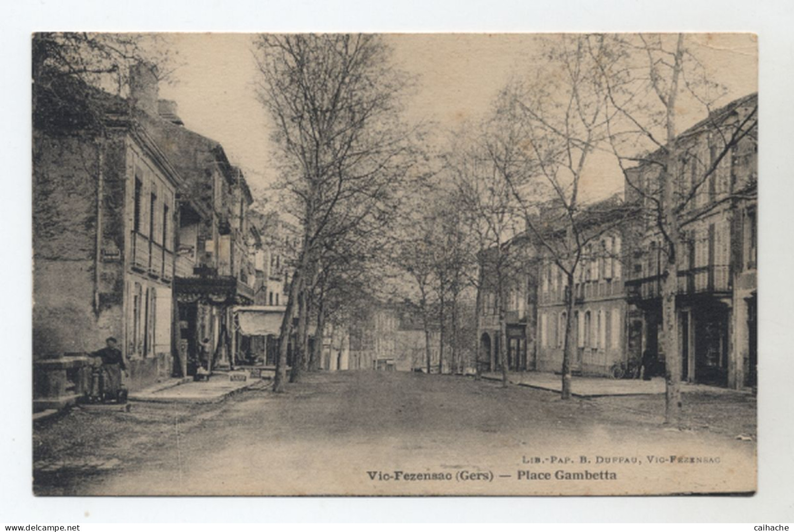 32 - VIC FEZENSAC - Place Gambetta - Fontaine à Gauche - - Vic-Fezensac