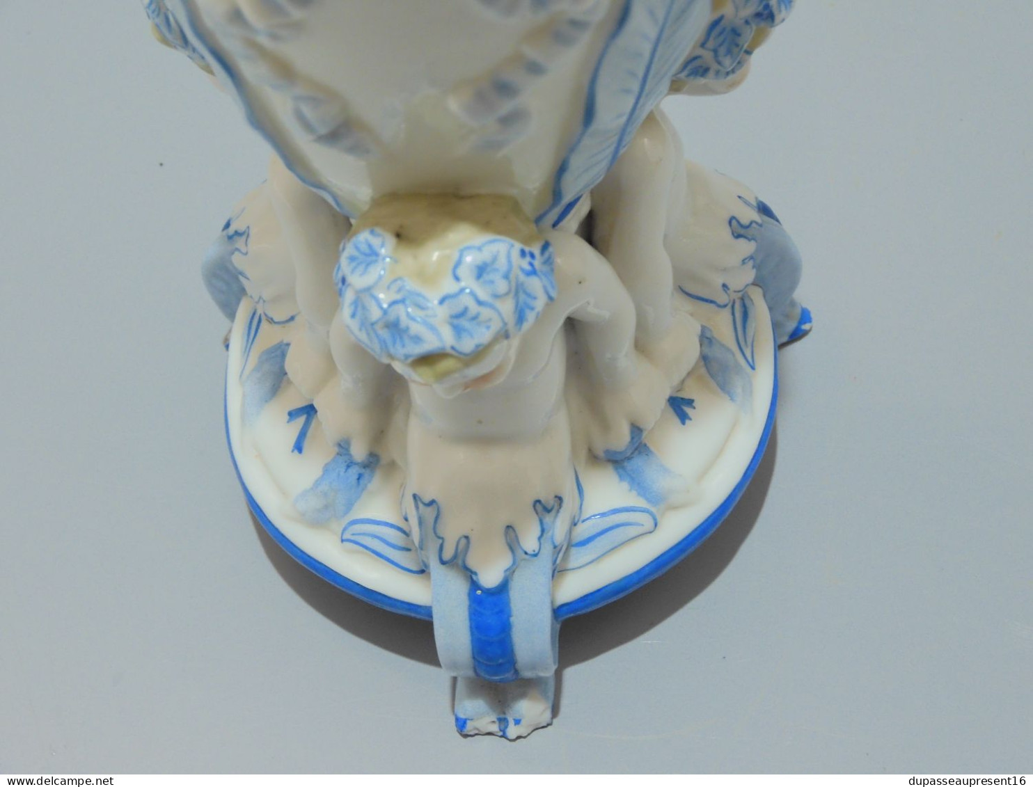 -JOLI ANCIEN VASE PORCELAINE KPM MANUFACTURE ROYALE de PORCELAINE de BERLIN      E