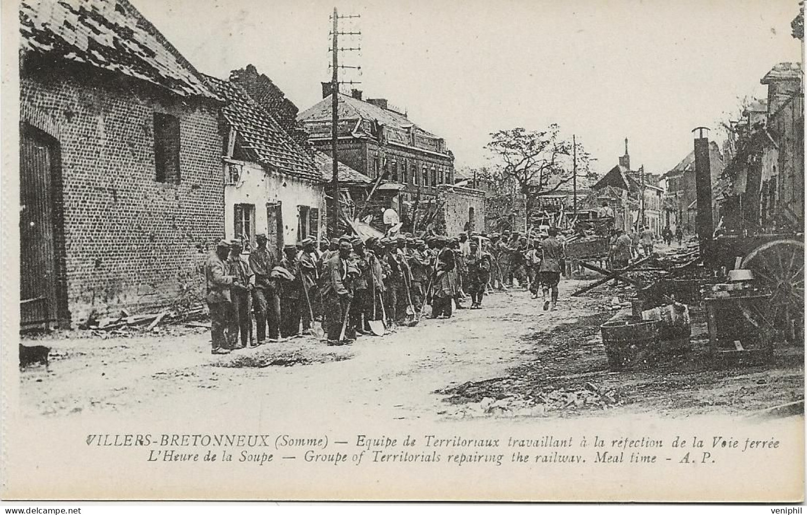 VILLERS - BRETONNEUX -SOMME - EQUIPE DE TERRITORIAUX TRAVAILLANT A LA REFECTION DE LA VOIE FERREE 1914-18 - Villers Bretonneux