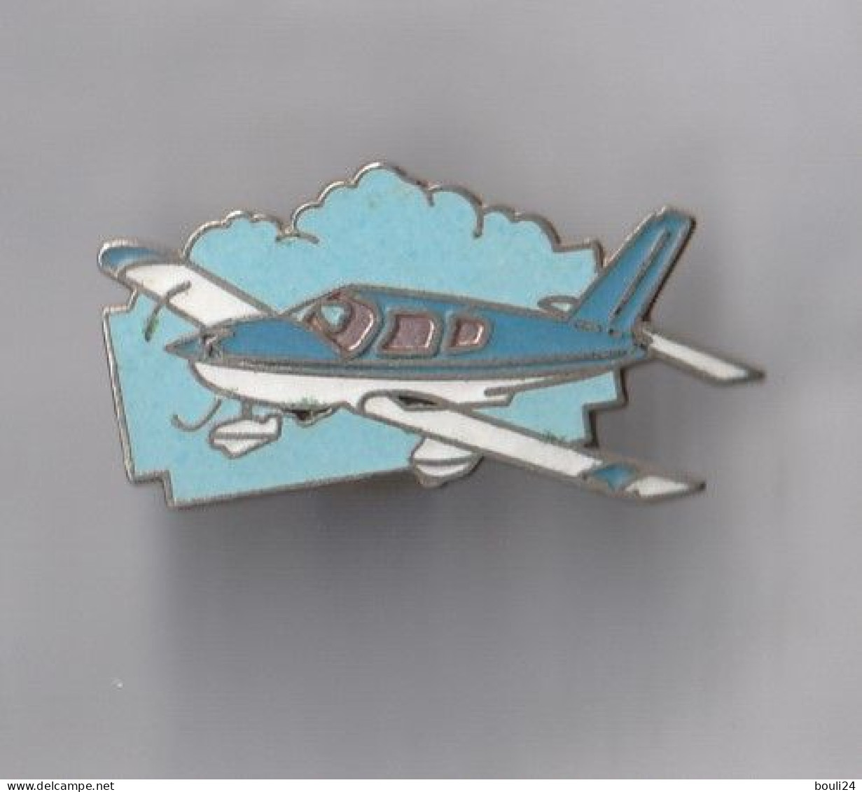 PIN'S THEME AVION  DE TOURISME  DANS LES NUAGES - Avions