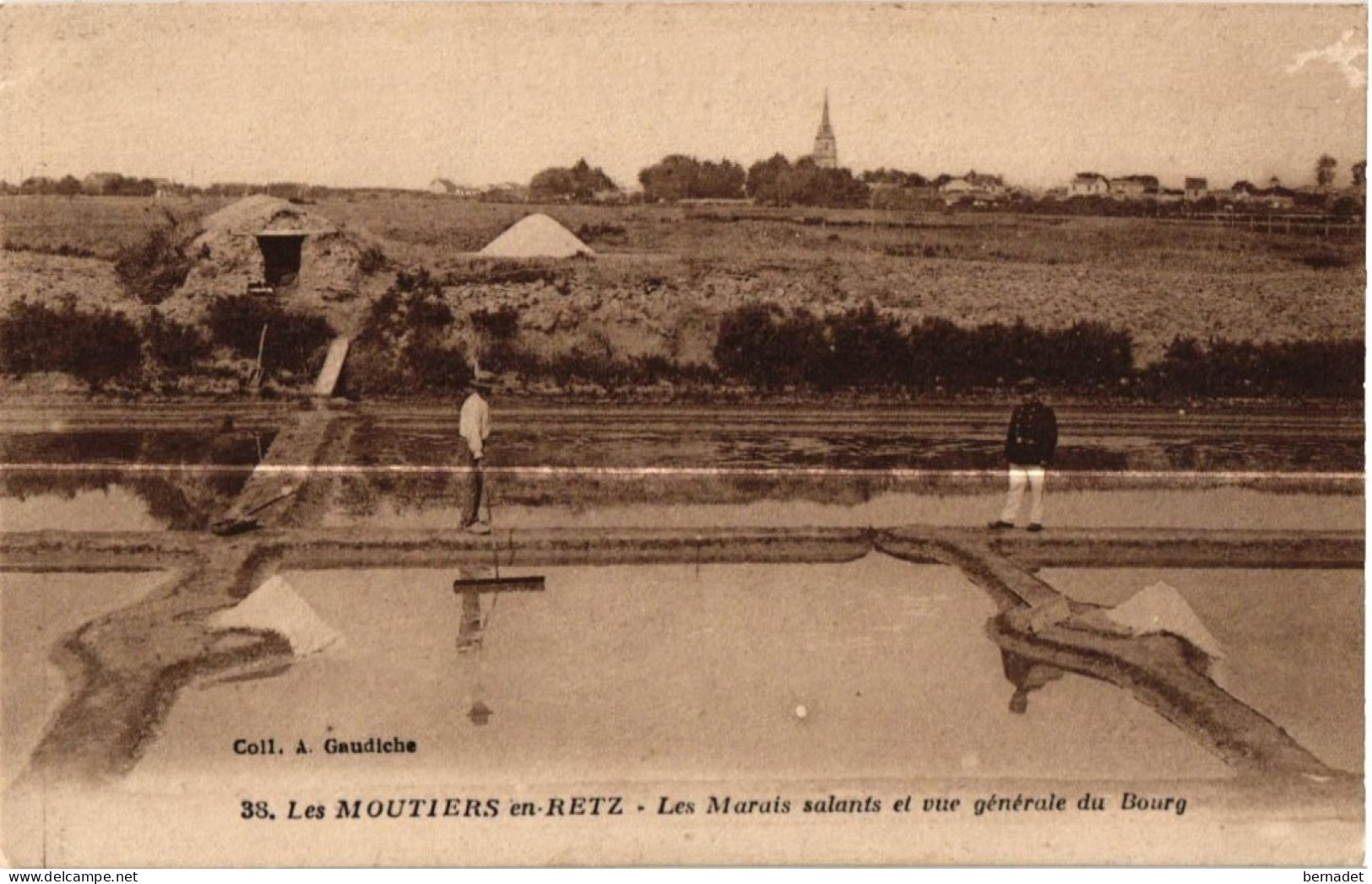 44 . LES MOUTIERS EN RETZ . LES MARAIS SALANTS ET VUE GENERALE DU BOURG . 1926  ( Trait Blanc Pas Sur Original ) - Les Moutiers-en-Retz