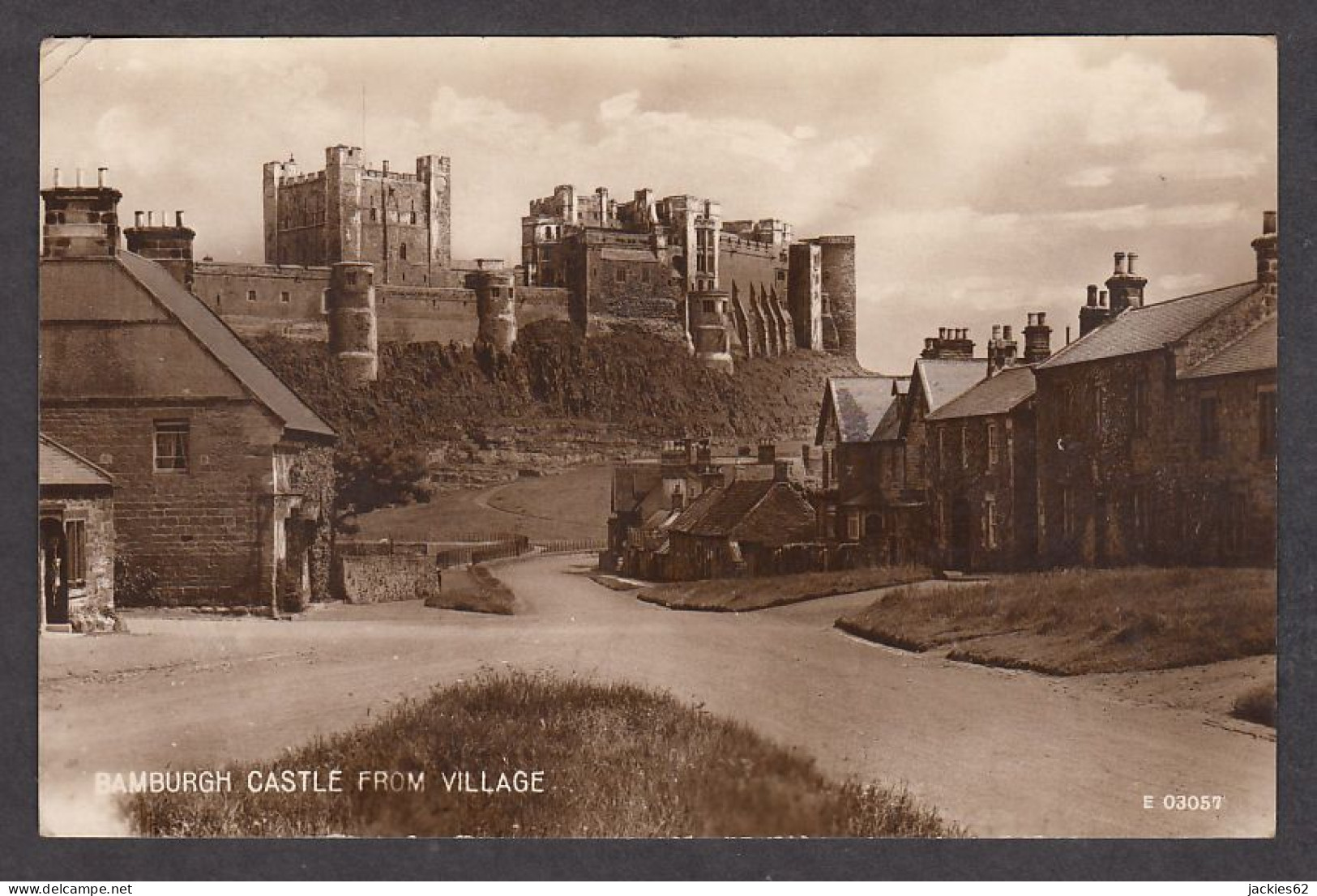 111095/ BAMBURGH, Castle From Village - Sonstige & Ohne Zuordnung