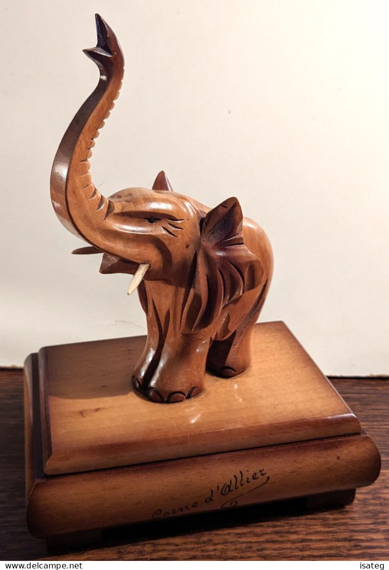 Boite Vintage En Bois Rehaussee D'un Elephant - Cosne D'allier - Boxes