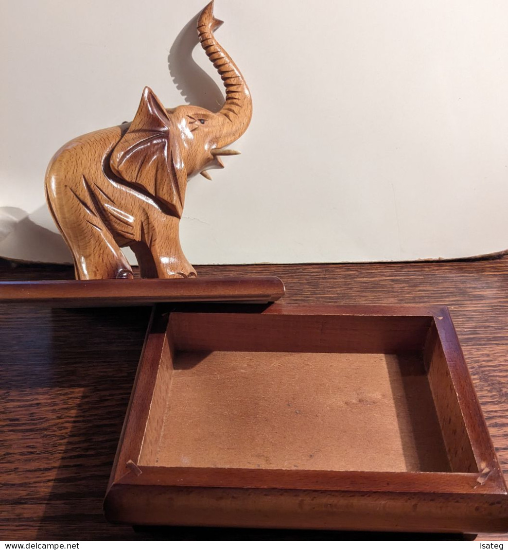 Boite Vintage En Bois Rehaussee D'un Elephant - Cosne D'allier - Boxes