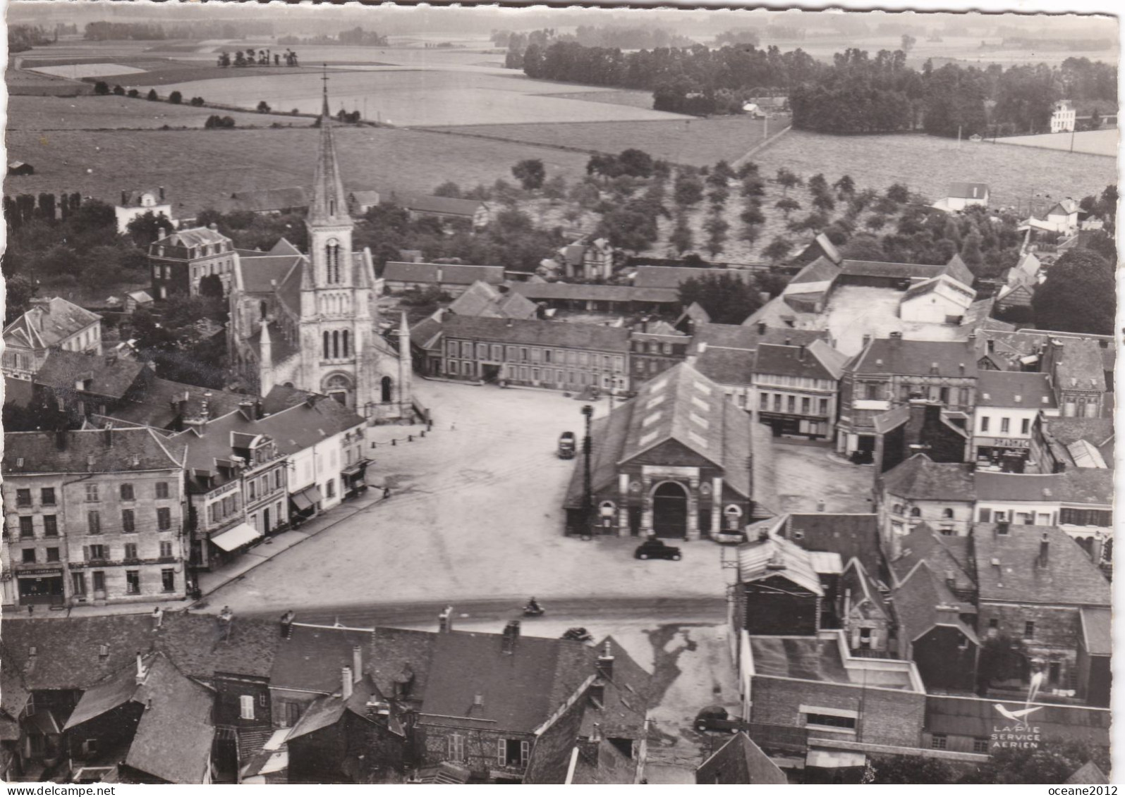 [76] Seine Maritime . Goderville. L'église Et La Place Du Marché - Goderville