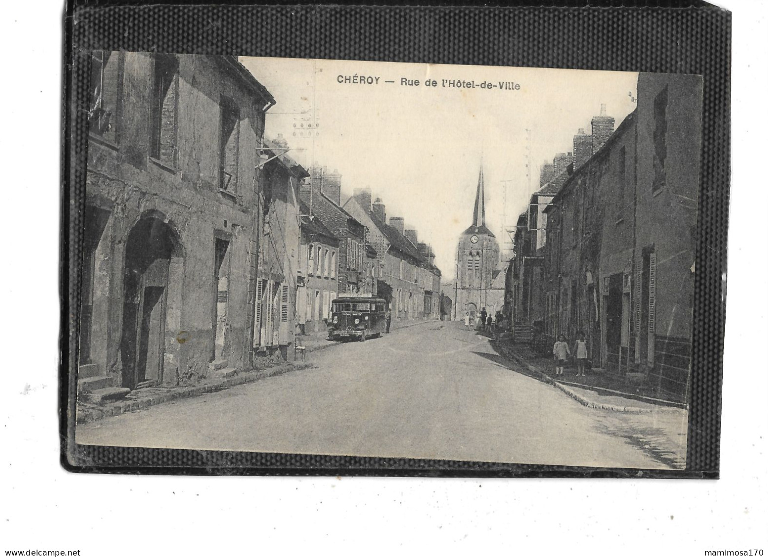 89- CHEROY-Une Vue Animée De " L'AUTOCAR " Rue De L'Hôtel De Ville - Cheroy