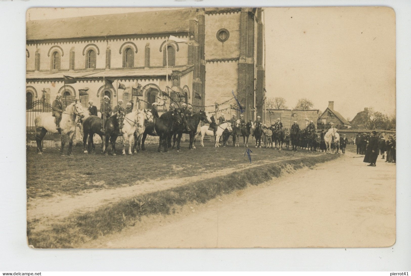 COURTOMER - Belle Carte Photo D'une Manifestation En 1919 Chevaux Et Cavaliers Avec Drapeaux Posant Devant L'Eglise - Courtomer