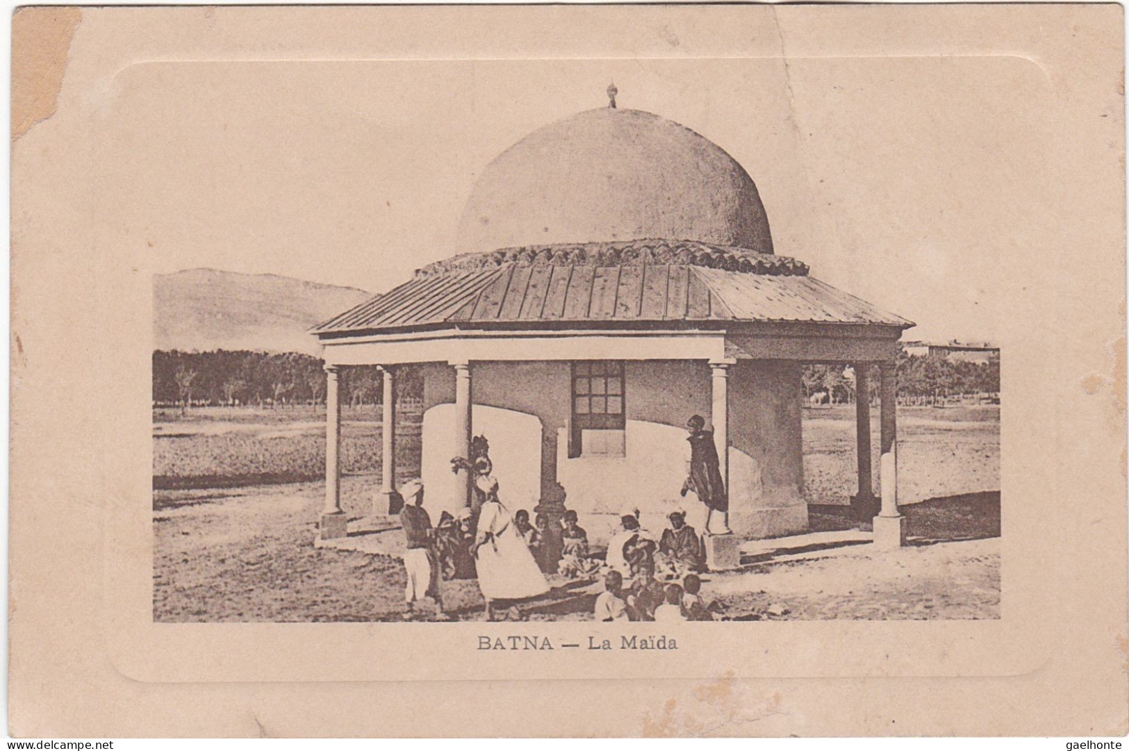 AL348 BATNA - LA MAÏDA - REGROUPEMENT D'ENFANTS ET D'INDIGENES DEVANT LE BÂTIMENT - Batna