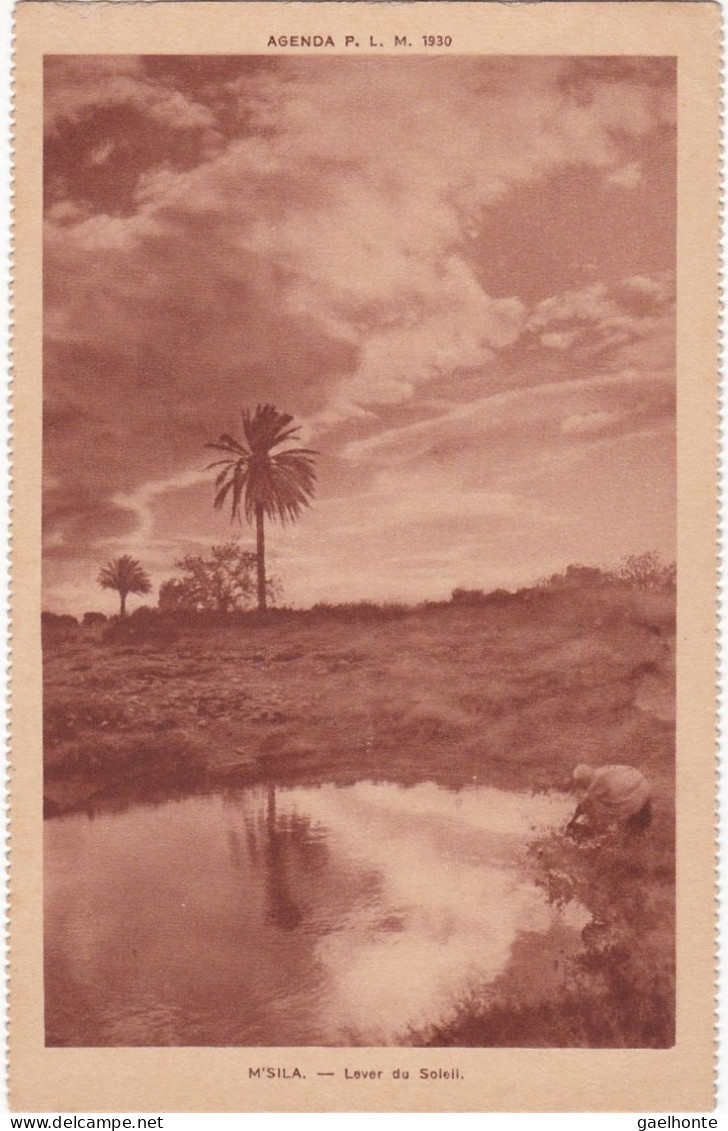 AL351 M'SILA - LEVER DE SOLEIL SUR LE POINT D'EAU - FEMME INDIGENE PRENANT DE L'EAU DANS UNE JARRE OU AUTRE RECIPIENT - M'Sila