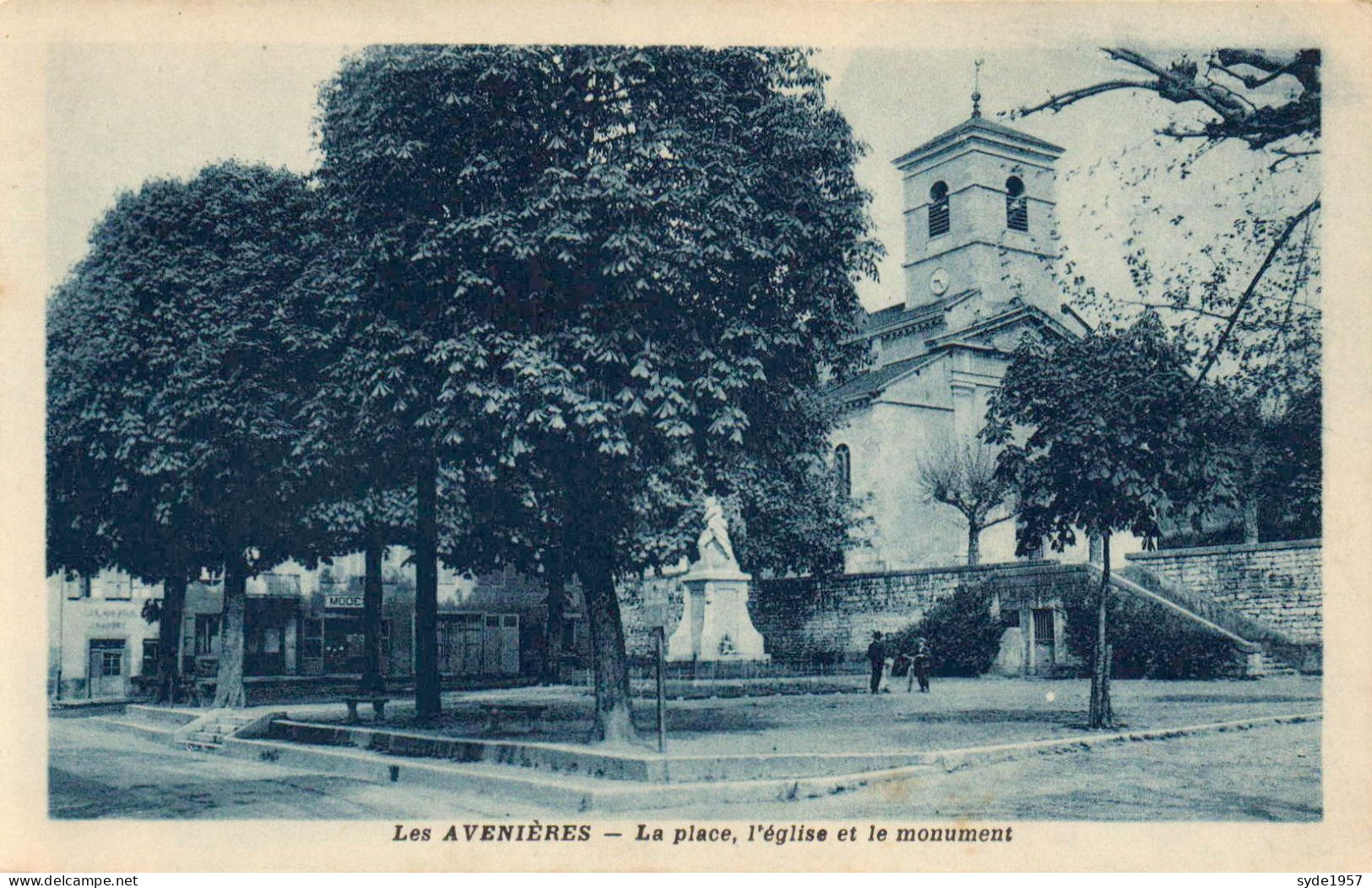 Les Avenieres - La Place , L Eglise Et Le Monument Aux Morts Guerre 1914-18 - Les Avenières