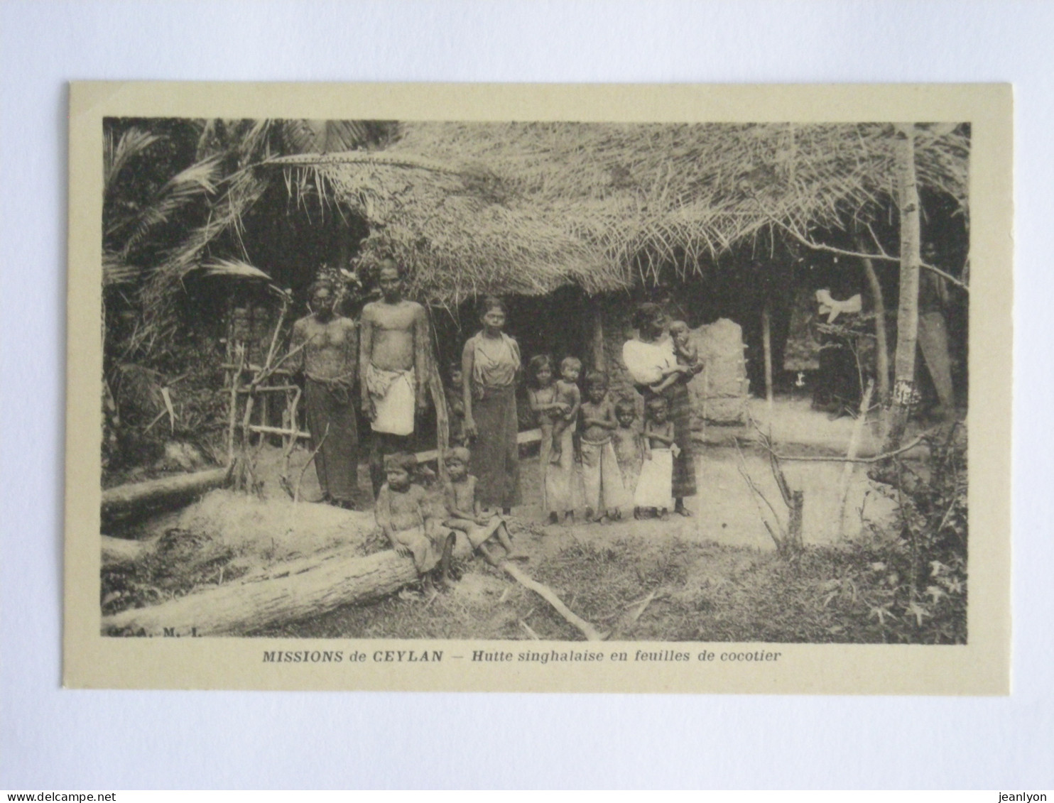 Hutte En Feuilles De Cocotier , Famille Devant La Hutte - Sri Lanka (Ceylan) / Missions De Ceylan - Asien